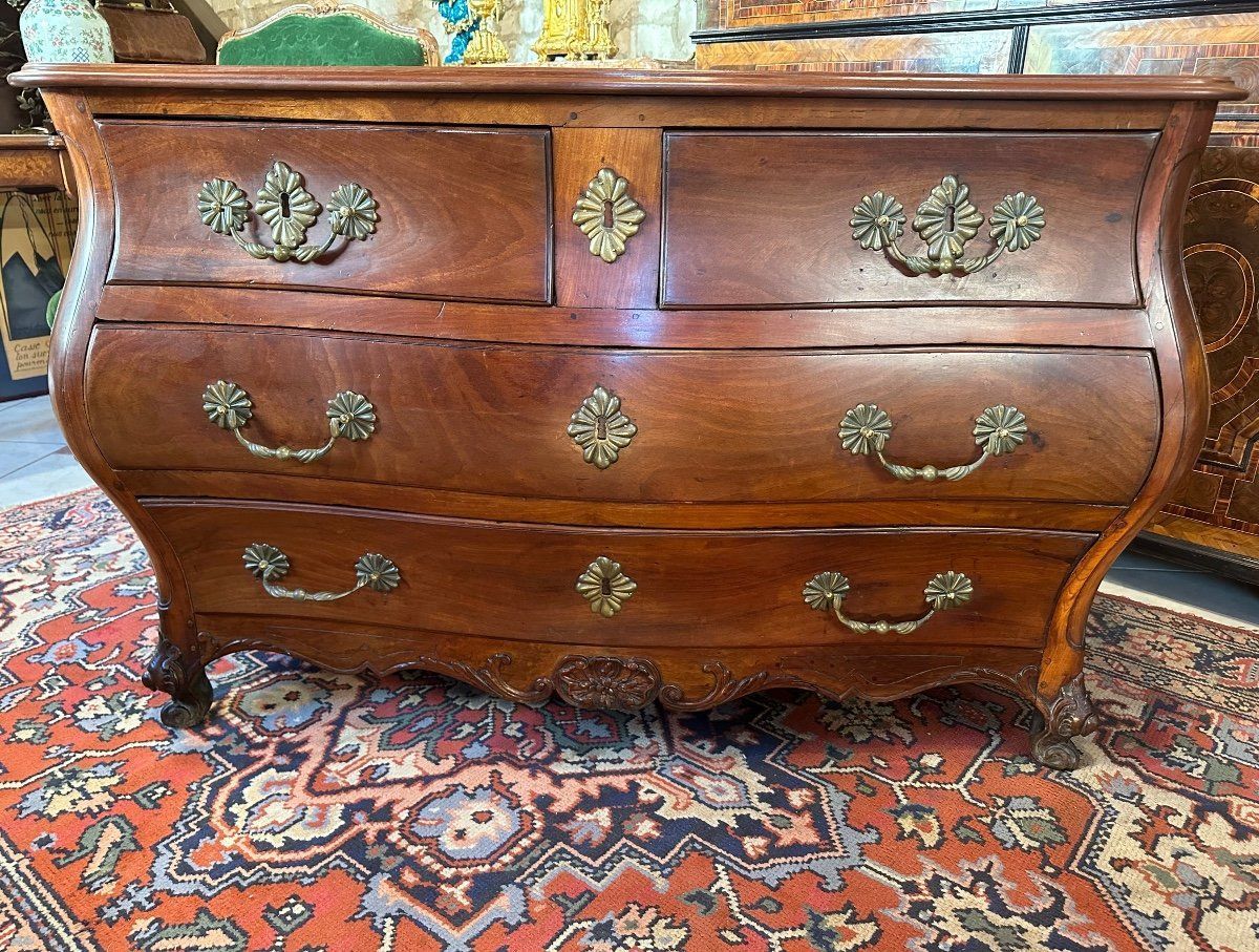 Jolie commode de  forme tombeau dite de port, d'époque louis XV - 18ème, de la région bordelaise, 
En acajou massif,
elle est richement sculptée en ceinture du bas et sur les cotés,
Elle ouvre à cinq tiroirs sur trois rangées et posséde des poignées tombantes et entrée décor de fleurs,
le tout repose sur des pieds coquille. Plateau bois.
Il s'agit d'un travail bordelais.