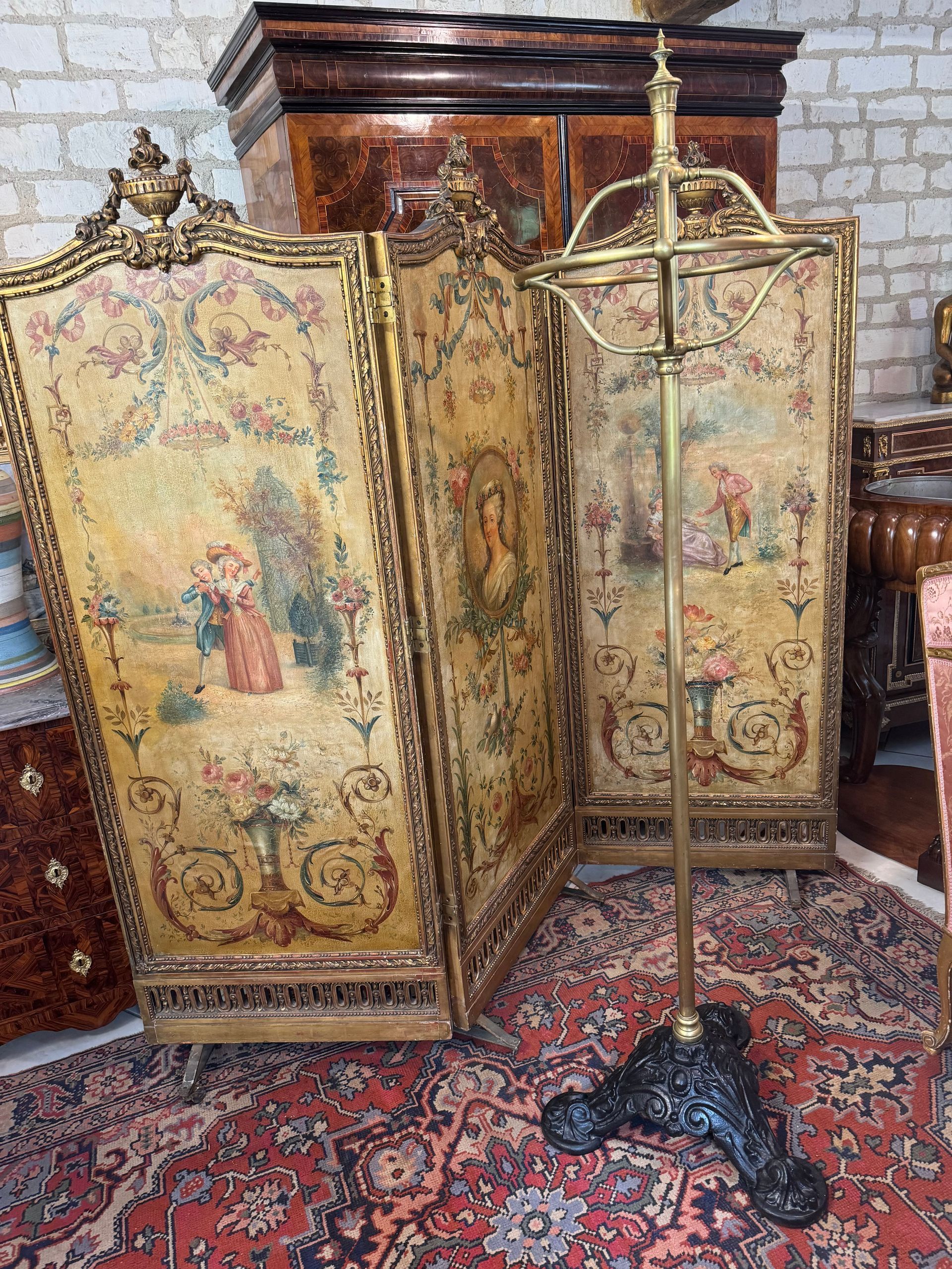 Ancien  porte-manteaux ou portant en laiton avec pied socle en fonte
Support portant laiton tournant;
Dans le goût de de la grande marque stockman ( stockman datant des années 1880. )
