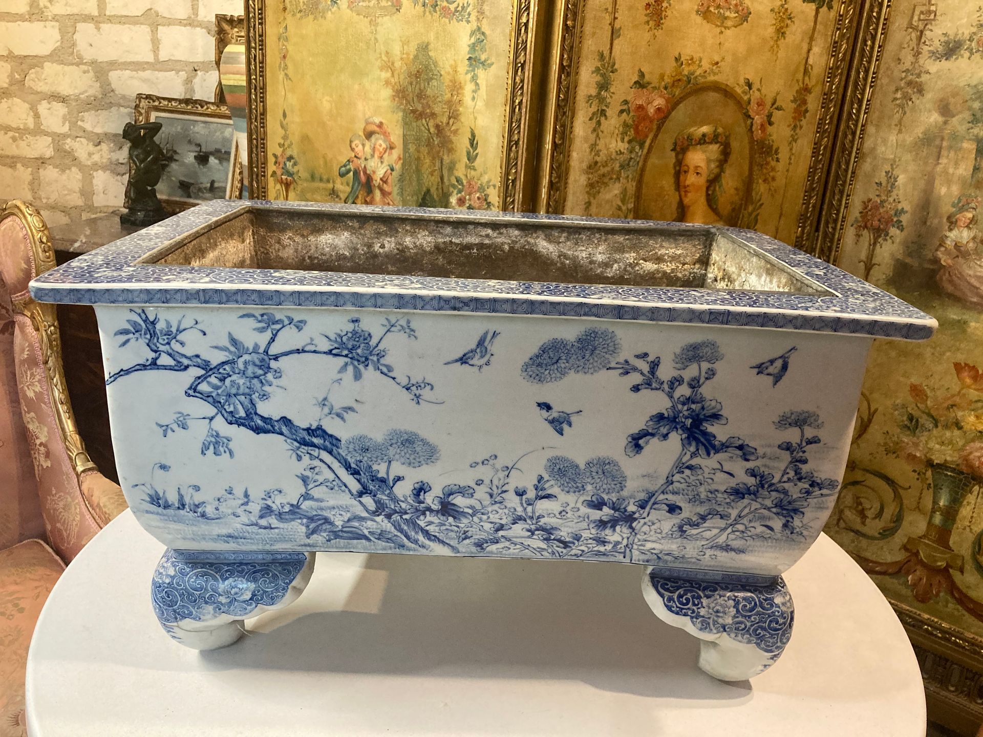 Importante jardinière japon - 19ème de forme rectangulaire en porcelaine.
Elle présente dans son ensemble un décor bleu et blanc de branches de fleurs et oiseaux.
Elle possède son bac intérieur en zinc amovible d'origine.
