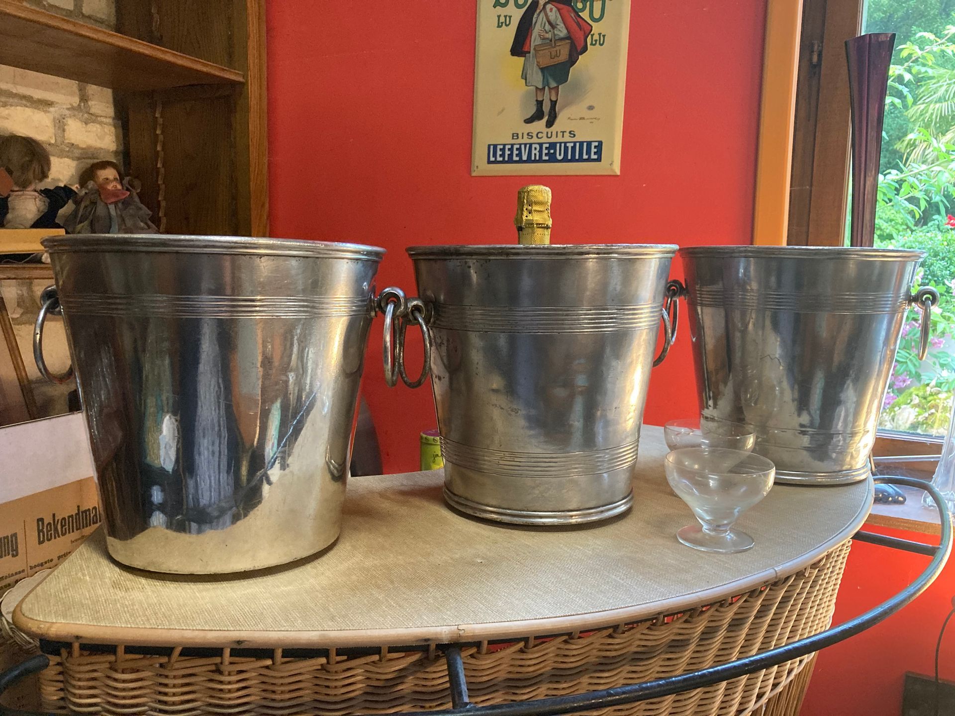 Suite de trois Seaux à champagne offrant une grande capacité,
En métal argenté.
Poignées en anneaux 
Les seaux sont légèrement différents et lourds :
1. 2kg300
2. 2kg450
3. 2kg600
