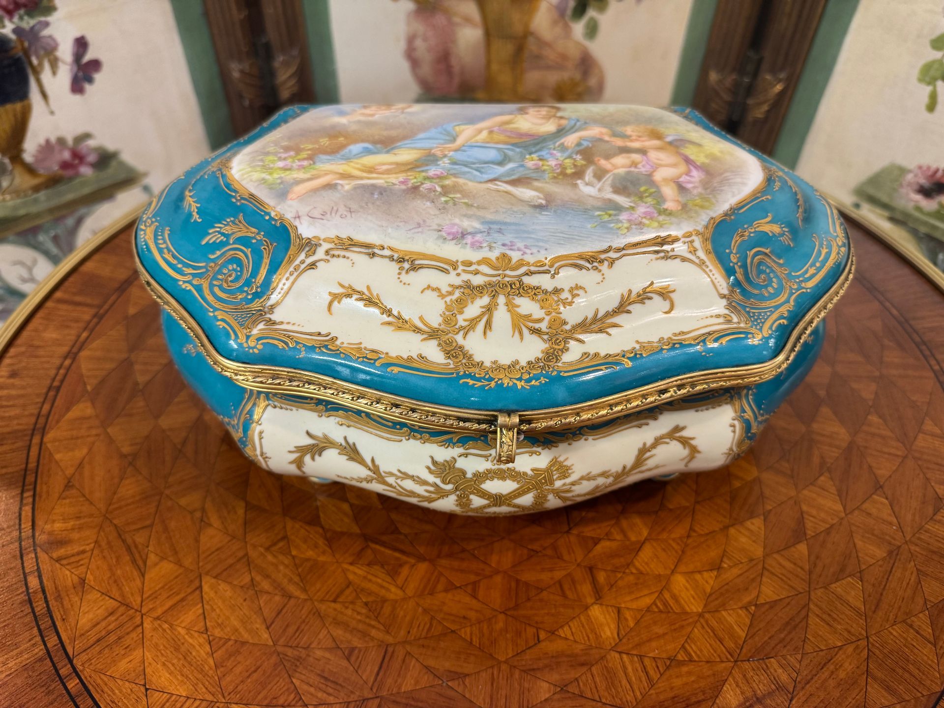 Ravissant coffret ovoïde en porcelaine de Sèvres du Château des Tuileries, signé 