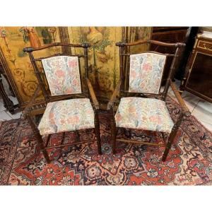 Paire de fauteuils en bois de hêtre très décorative,
Ces fauteuils sont de façon bambou,
Cette paire est recouverte d'une tapisserie florale,
Fin 19ème.