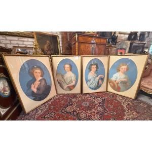 Suite de quatre aquarelles, 19ème, sur le thème des quatre saisons.  
Portrait de différentes dames élégamment vêtues sur fond bleu.
Logo de l'encadreur à l'arrière (photo à l'appui)