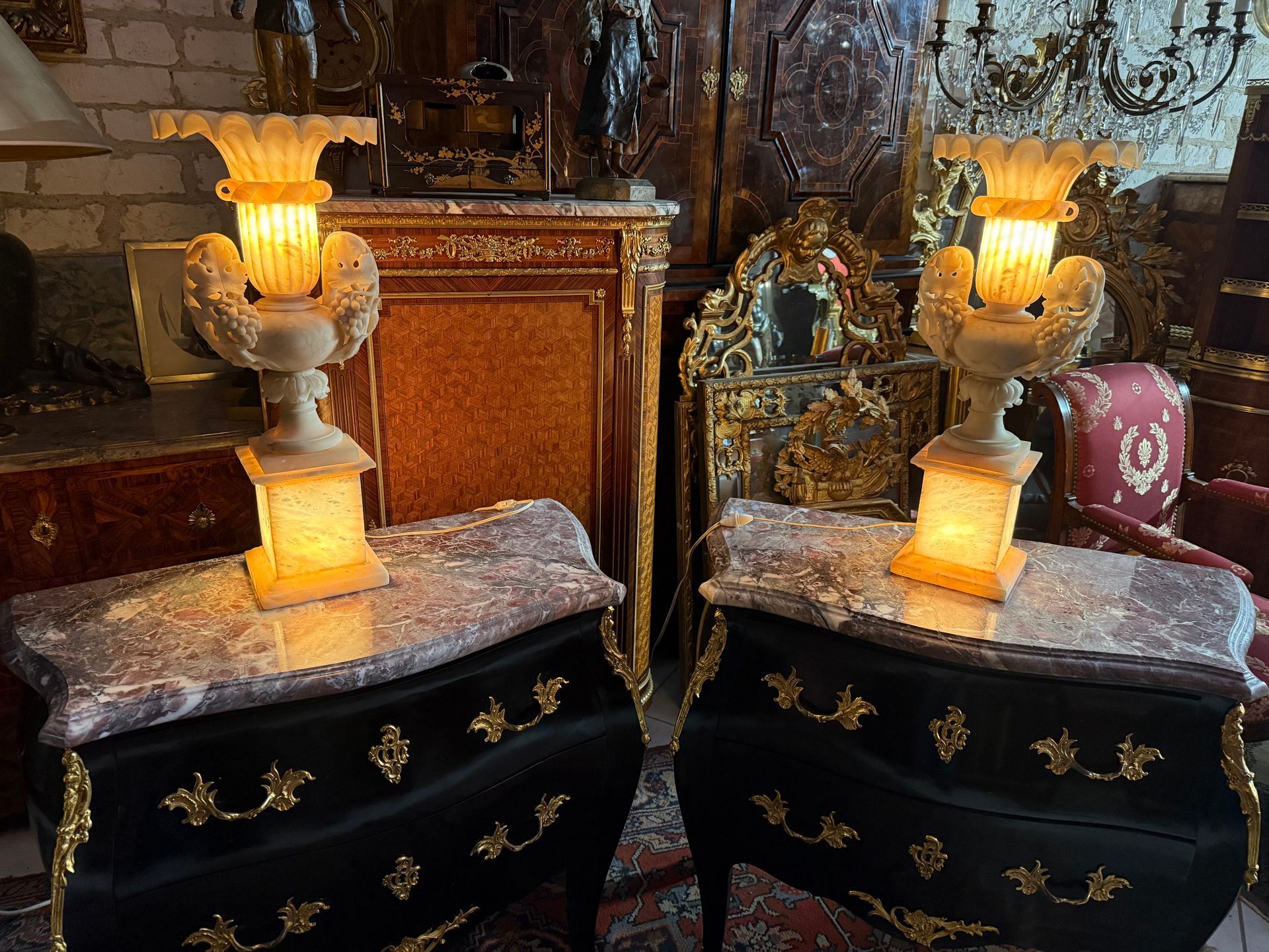 Grande paire de lampes - urnes lumineuses du 19ème, italienne, en albâtre sculpté de style néo-classique, Piètement carré, A décor de grappe de raisin sur les anses, Le haut et de forme godron. Objets décoratifs en état de fonctionnement.
