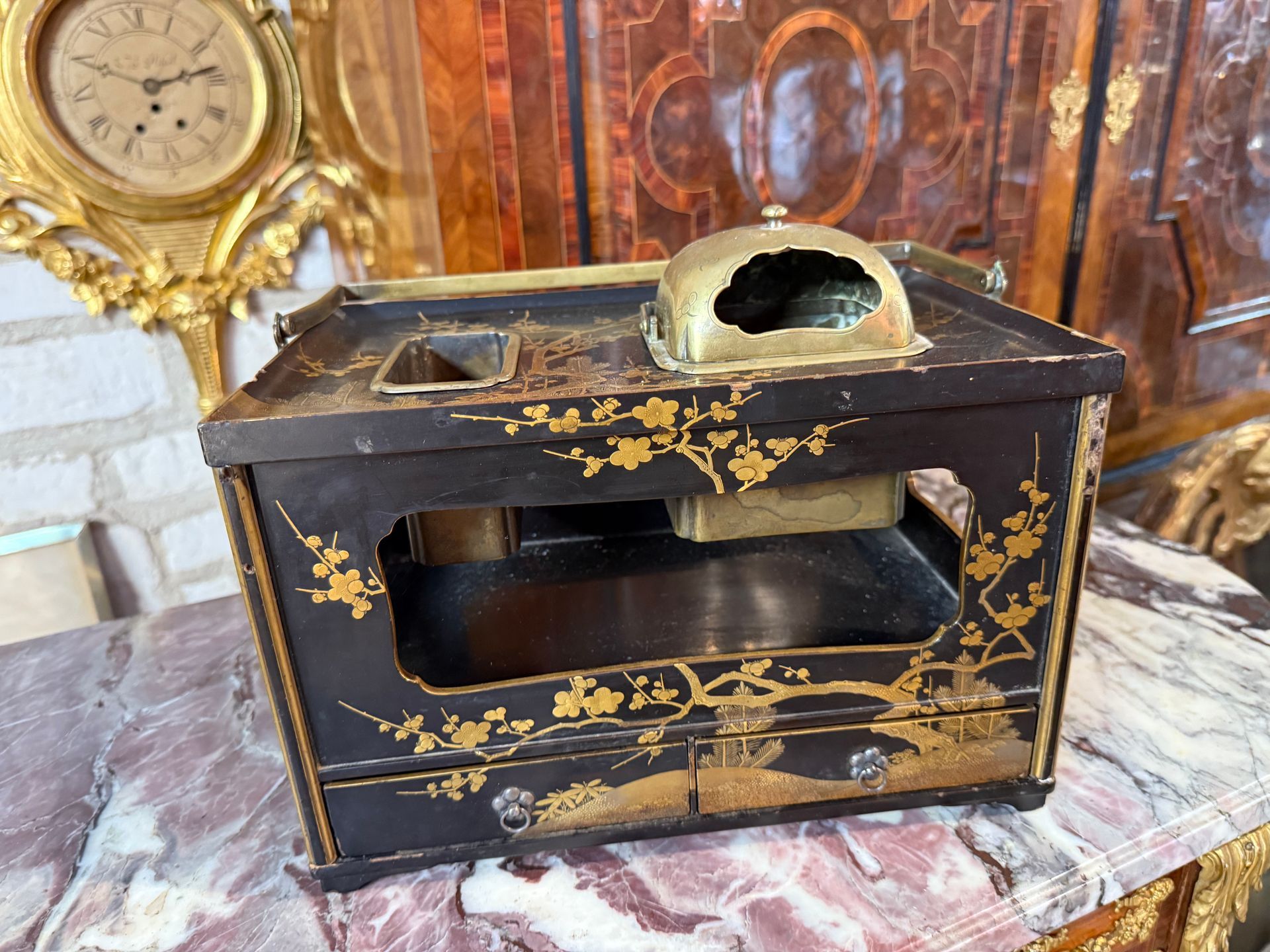 Boite à fumer tabako bon, japon, en laque or sur fond noir, à décor de prunus et paysage, Ouvrant à deux tiroirs, Contenant le compartiment pour les braises au couvercle métallique, et le réservoir pour les cendres.