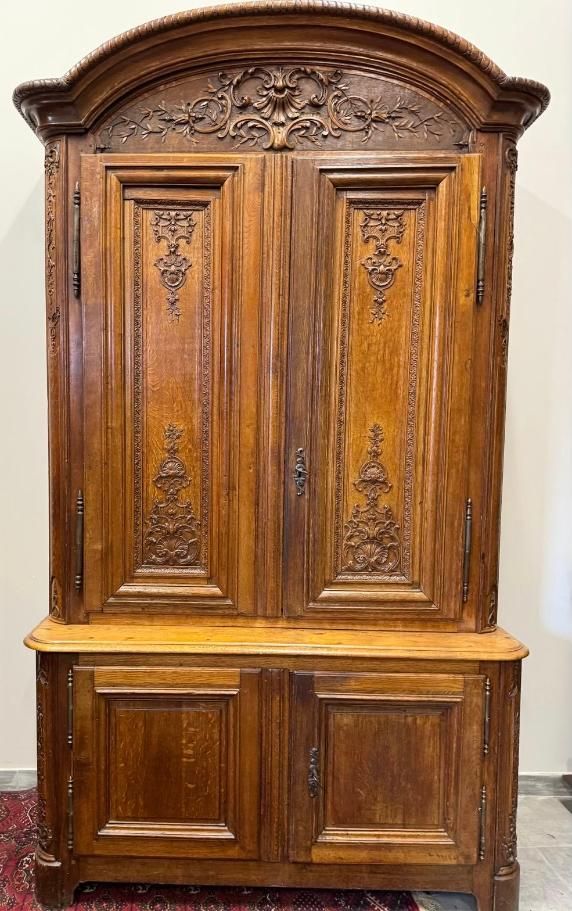 Buffet deux corps Louis XIV - REGENCE – 18ème en chêne massif, mouluré,
Finement sculpté sur les montants, sur les portes du haut et sous la corniche.
Il ouvre à quatre portes :
- Les deux portes du haut offre un intérieur avec deux étagères
- Et les deux portes du bas offre une étagère.
les côtés sont panneautés.
Ce buffet est coiffé d’une corniche dite « chapeau de gendarme » moulurée.
Serrure à crémone d’origine.