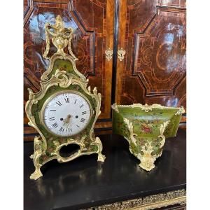 Cartel et son cul de lampe époque Louis XV, 18ème siècle,
Cartel de forme mouvementée en vernis martin, avec un décor polychrome floral et couple de colombes, le tout sur un fond de couleur verte.
Il présente une riche ornementation de rocailles en bronze doré finement ciselé formant des rinceaux feuillagés.
Le cadran est émaillé blanc avec des chiffres arabes et romains
Le mouvement est à fil.
Bel état de conservation .
Dimensions : le cartel est d'une hauteur de 58 cm et d'une largeur de 27 cm, son cul de lampe est d'une hauteur de 24 cm et d'une largeur de 33 cm.