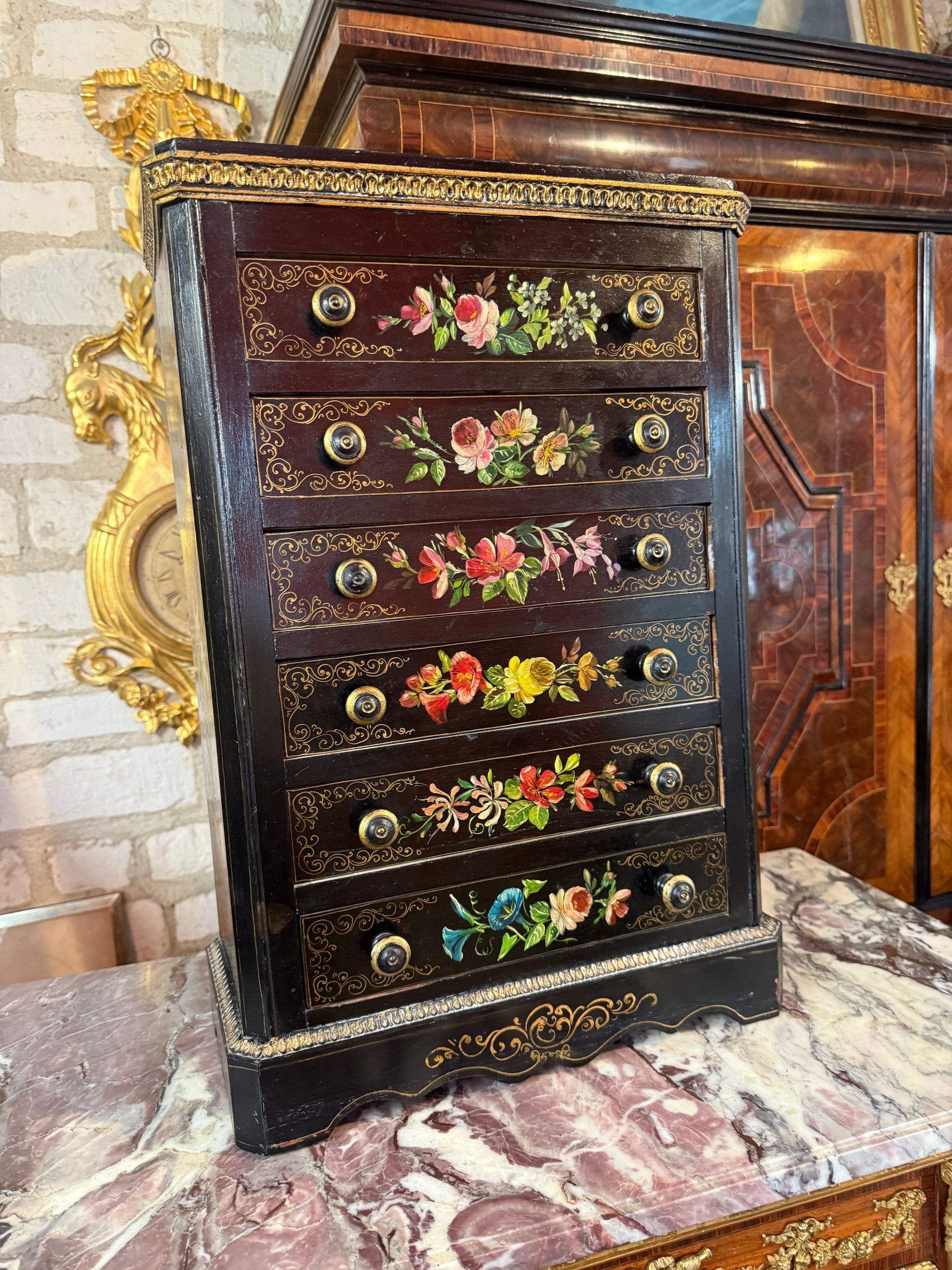 Petit chiffonnier de maitrise, de style Napoléon III , 19ème, En bois noirci à riche décor floral et arabesquesen façade et sur les côtés, Ouvrant à six tiroirs avec deux boutons de tirage sur chacun des tiroirs, Base du bas de forme découpée, Pourtour de frises dans le bas et le haut de ce meuble. Plateau bois noirci.