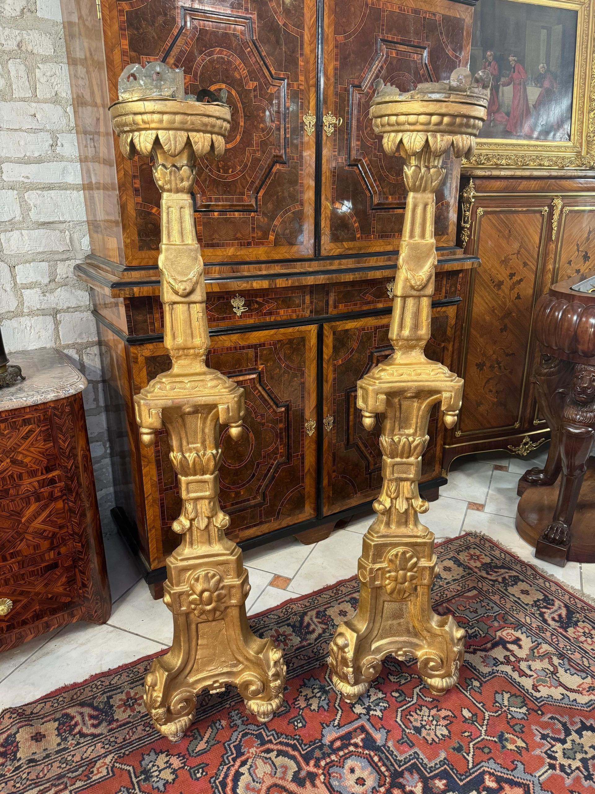 Grande paire de pique cierges en bois doré et richement sculpté d'époque 17ème siècle.
Hauteur 155cm