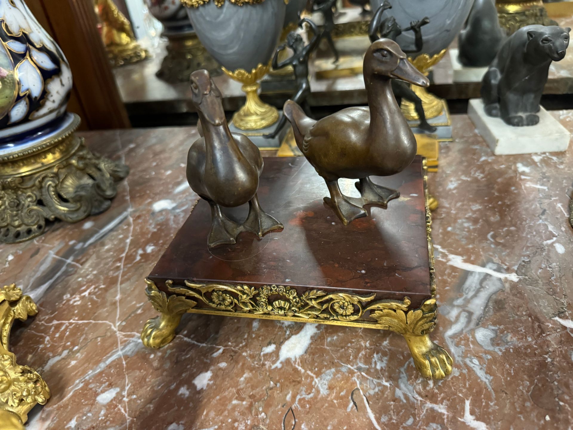 Jolie paire de petits canards en bronze à patine brune,
signé M. Le Verrier
(A noter que le socle est pour ma présentation desdits bronzes);
À propos :
Traduit de l'anglais-Louis Octave Maxime Le Verrier, plus communément appelé Max Le Verrier, également connu sous le pseudonyme d'Artus était un sculpteur français. Il était connu pour être un pionnier au sein du mouvement Art déco parisien, créant des objets d'art décoratif souvent réalisés en bronze ainsi que des sculptures historiques. 
Né à Neuilly Sur Seine le 29 janvier 1891, décédé à Paris le 06 Juin 1973.
Autres noms : Artus, Max Le Verrier
