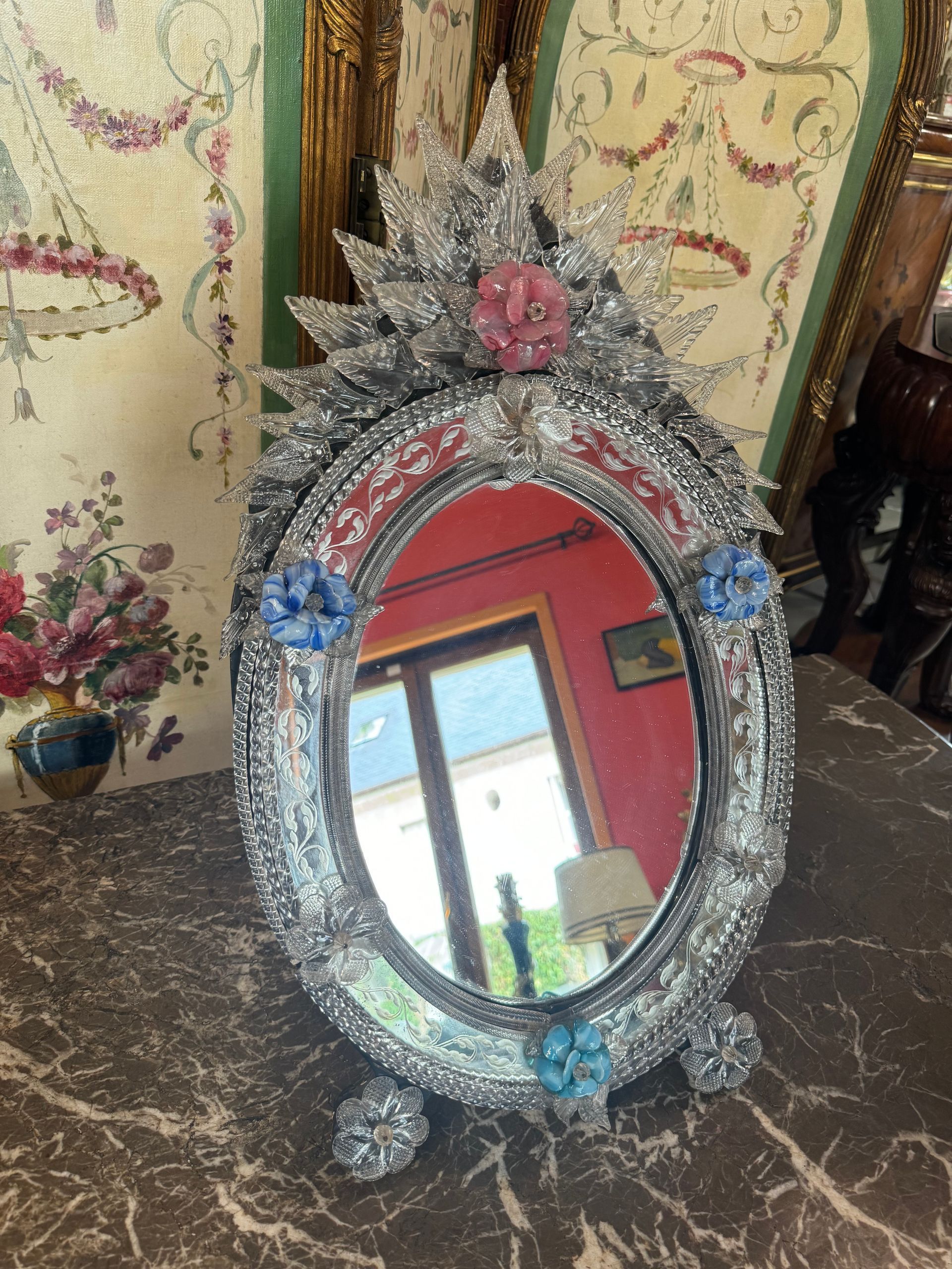 Magnifique ancien miroir vénitien en verre soufflé de Murano, de forme ovale, à poser ou à accrocher
Avec un délicat décor festonné de fleurs, feuillages et frises.
Objet de décoration stylé et élégant.

