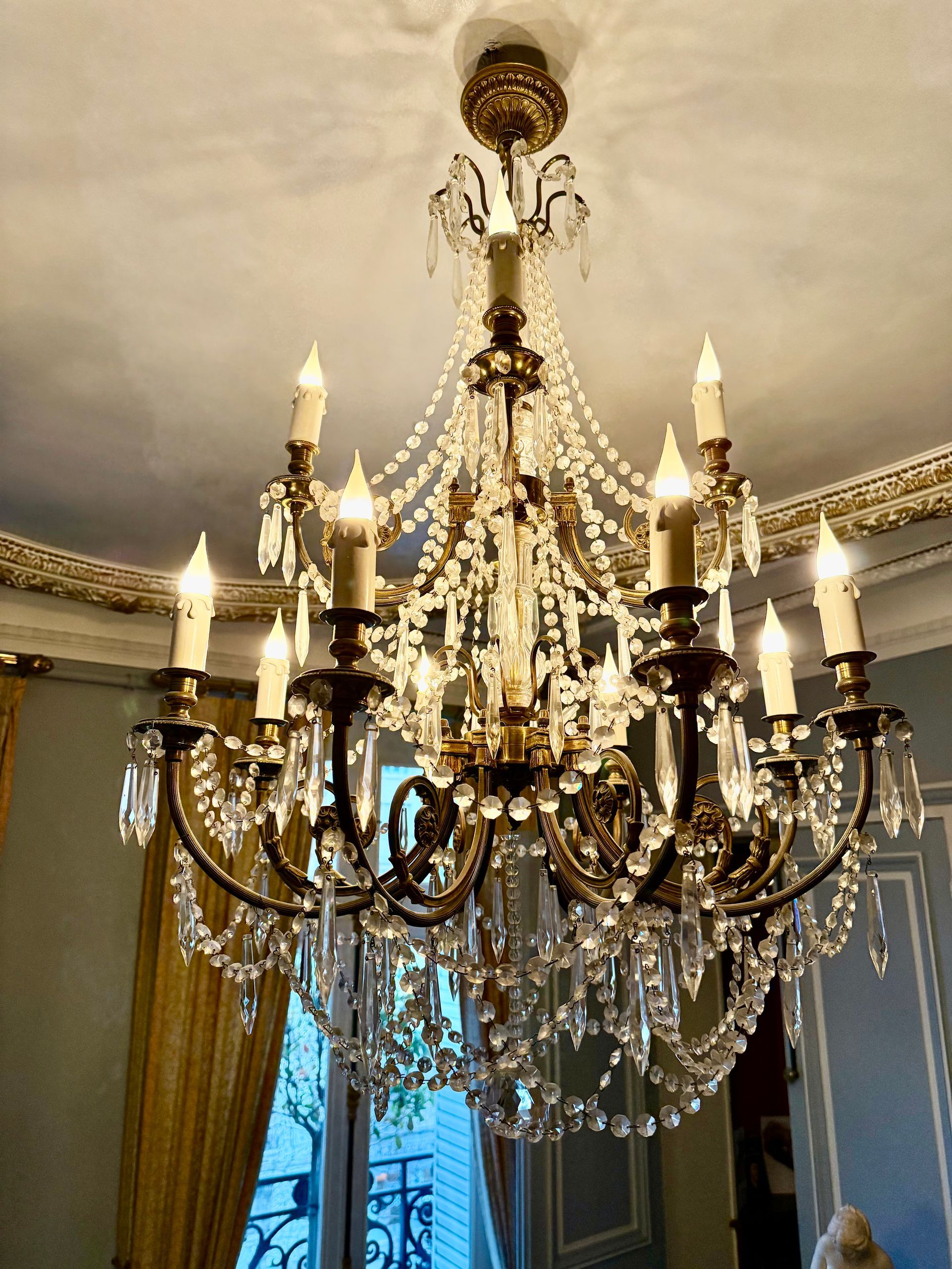 Lustre à pampilles de style Louis XVI,
Lustre à deux étages et douze bras de lumière en bronze,et pampilles 
Boulle dans son milieu,
le tout en bon état et électrifié,
Travail de la fin du 19ème provenant d'un appartement parisien 