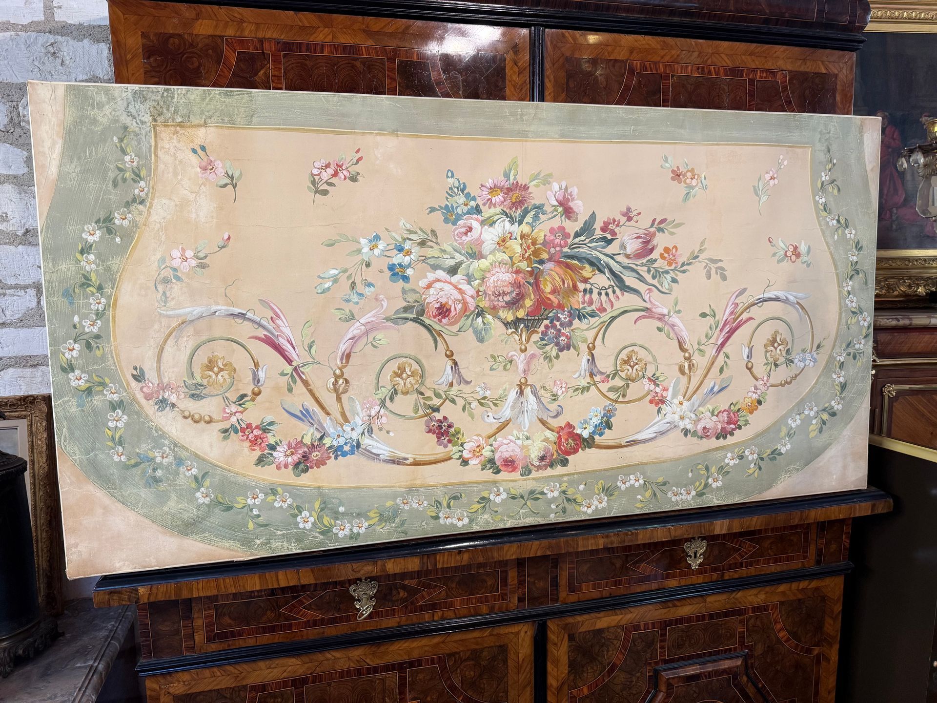 TABLEAU DESSUS DE PORTE, de style Louos XVI - 19ème
Peinture sur toile (réentoilée) répresentant dans son enemble un joli décor floral de différentes fleurs,  dans les tons doux et de  couleurs pastel.