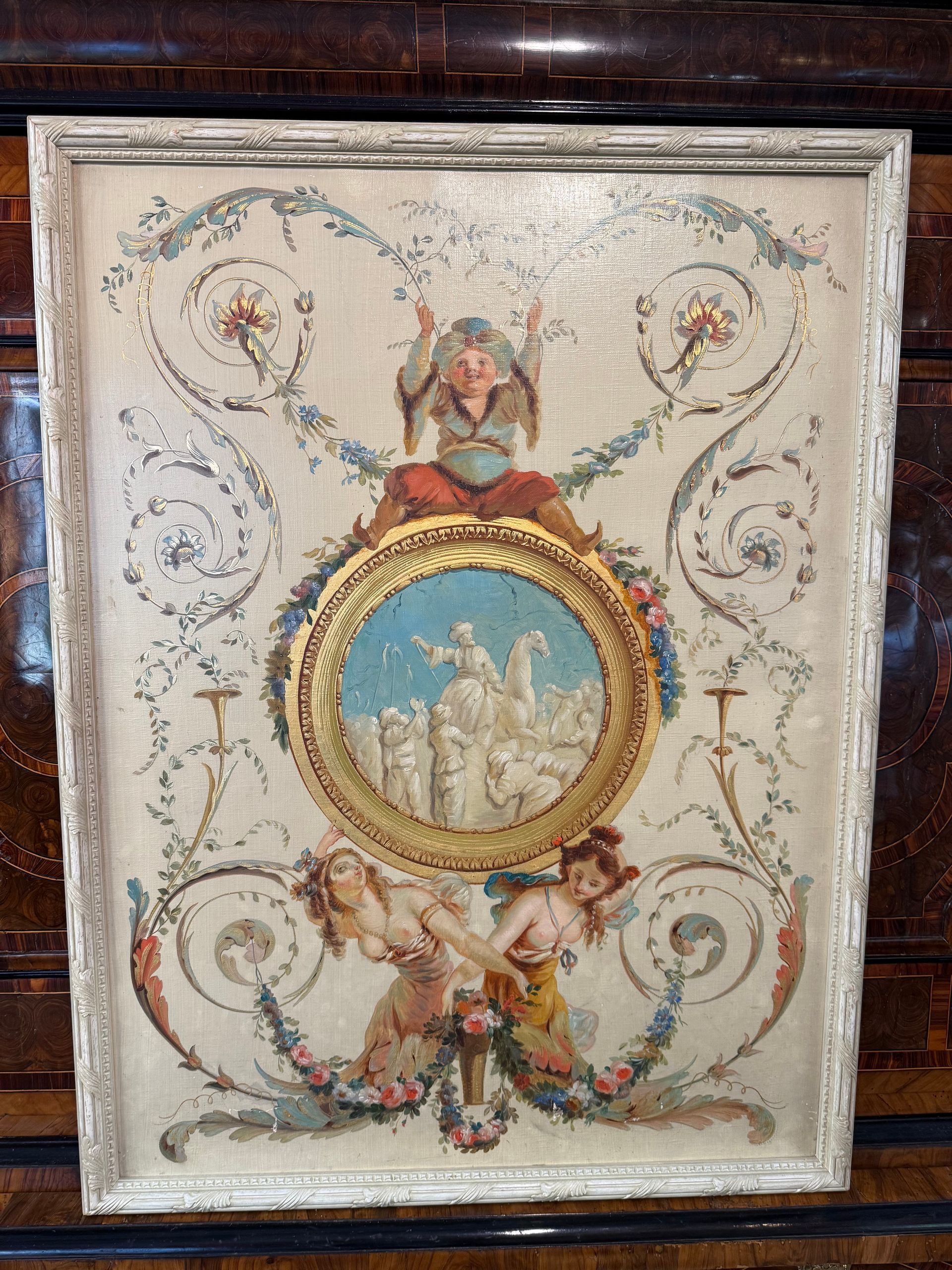 HUILE SUR TOILE fin 19ème,
représentant une scène grotesque baroque française de couleurs contrastées (camaïeu), personnages, courbes florales, médaillon dans son milieu, 
Le tout encadrré dans un cadre peint de style Louis XVI.