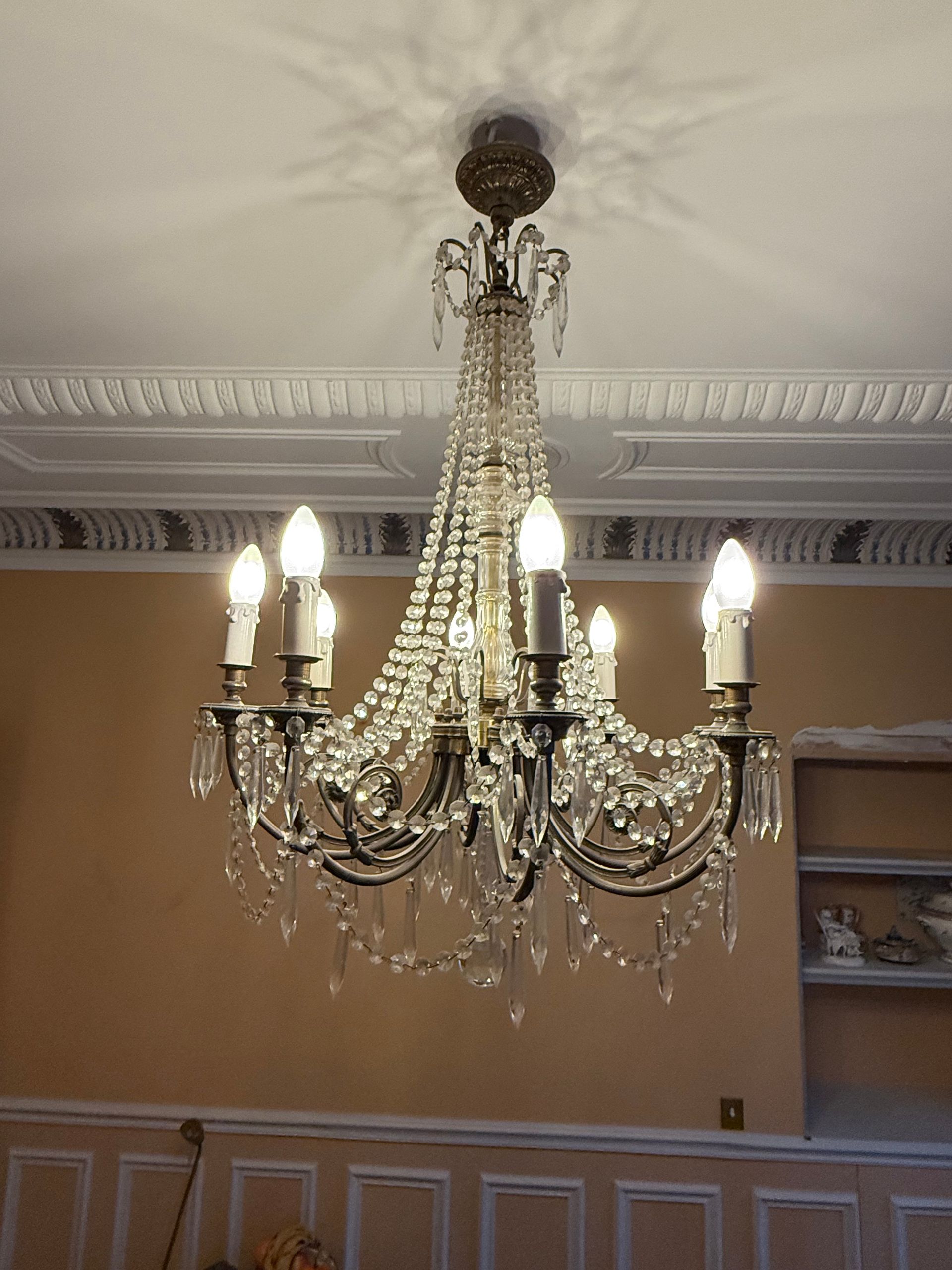 Lustre à pampilles de style Louis XVI, à six bras de lumière.
de forme corbeille, électrifié.
Lustre provenant d'un appartement parisien.