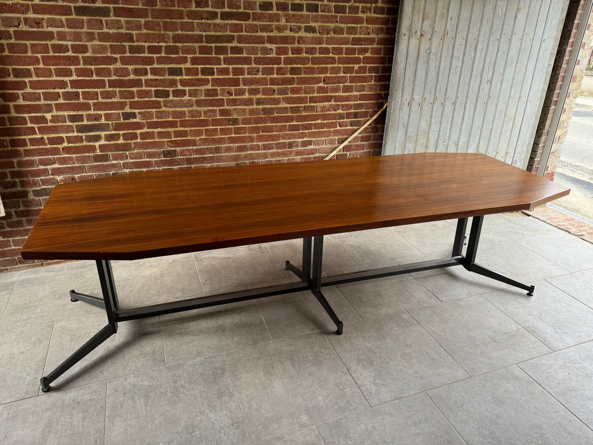 Grande table de conférence des années 1980,
Cette table présente un épais plateau en palissandre et un solide piètement en acier mat noir et chromé.