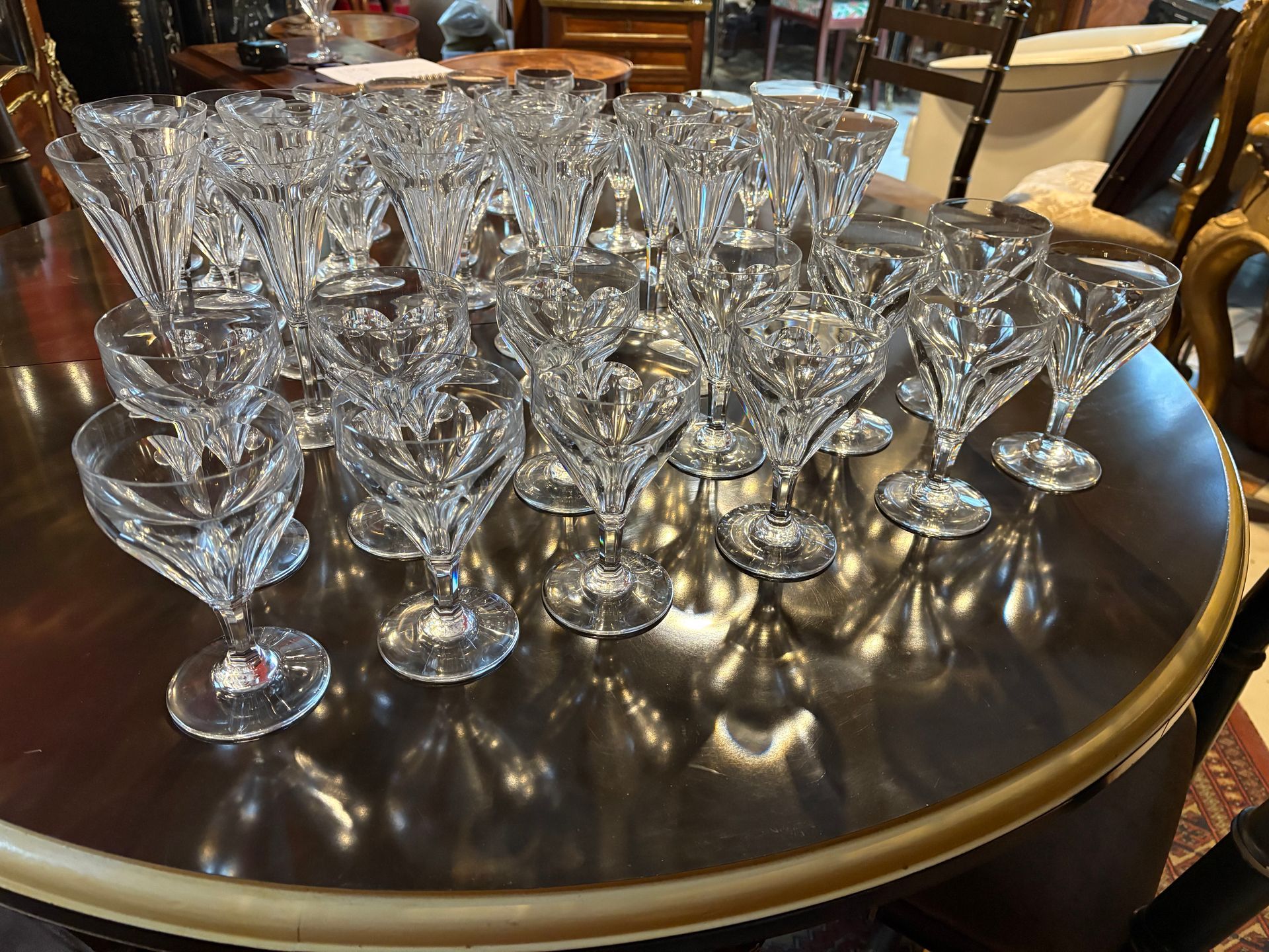 Service de quarante huit (48) verres en cristal,  estampillé Baccarat,  modèle Duchesse de Dino, composé  :
- de 12 verres à eau  : hauteur 15 - diamètre du haut 8,5 - diamètre du pied 7,50.
- de 12 verres à vins : hauteur 14, diamètre du haut : 8 - diamètre du pied : 7
- de 12 verres à appéritifs : hauteur : 13, diamètre du haut 7 - diamètre du pied : 6
- de 12 flûtes à champagne : hauteur 20, diamètre du haut 8 - diamètre du pied : 7. 