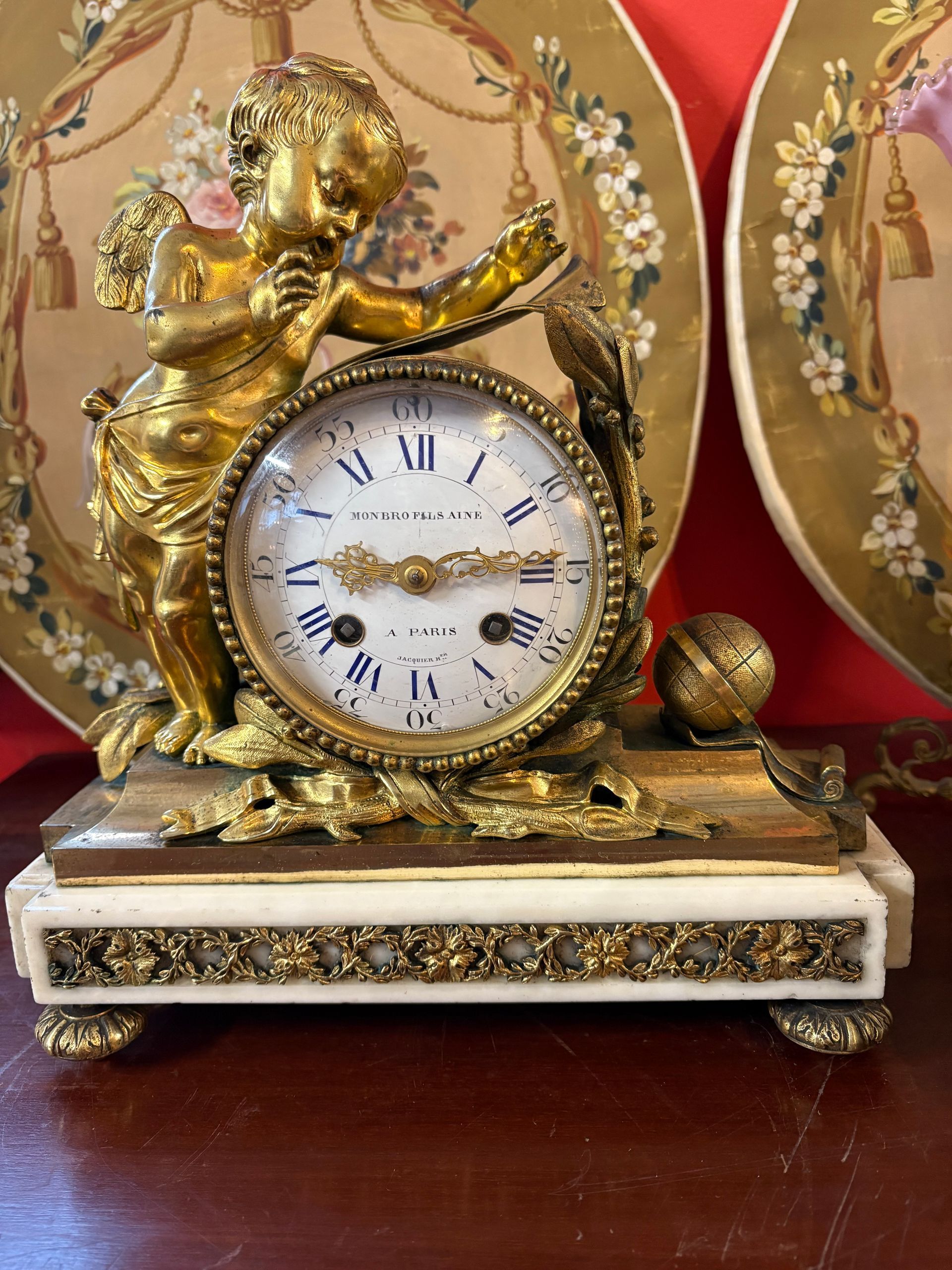 Pendule en bronze doré de style Louis XVI - 19ème représentant un angelot astronome,
Reposant sur socle en marbre blanc avec un décor d’une frise florale finement ciselée et dorée,
Pieds ronds.
Cadran circulaire en émail avec heures romaines et minutes arabes inscrit MONBRO FILS AINE A Paris, également inscrit JACQUIER Her.
A noter : dorure d’origine usagée.
A propos de : Georges Alphonse Bonifacia Monbro (1807 - 1884)
