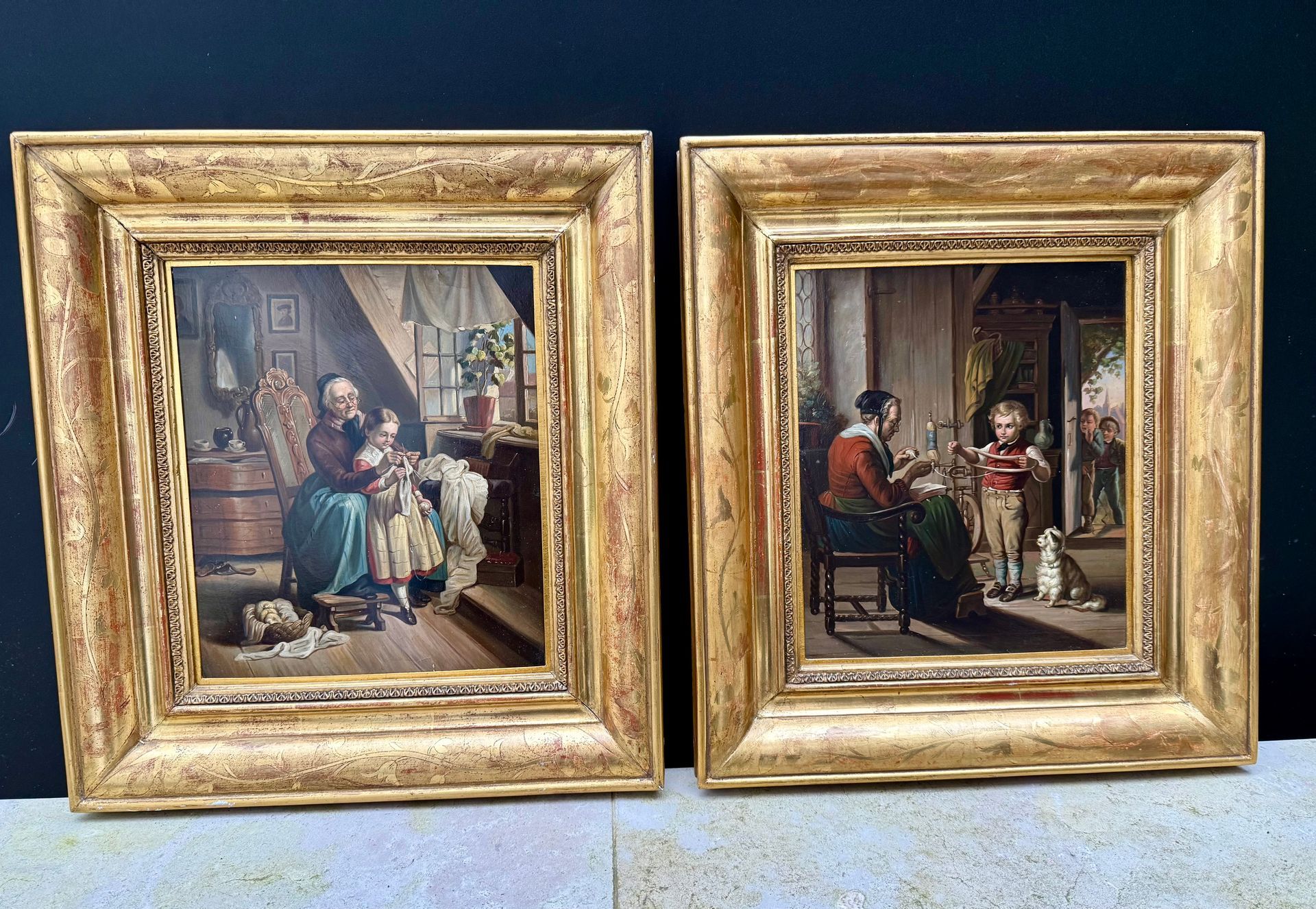 Deux jolies huiles sur panneau formant pendant, école française du XIXème siècle,
Ces deux huiles sur le thème de la couture, représentent  :
1.L’un la grand-mère dans son intérieur, dans un décor ancien, fenêtre ouverte,  assise dans son fauteuil, apprenant à une fillette le tricot,  panier de pelotes de laine au pied et couverture,
2.Le second la grand-mère dans son intérieur, dans un décor ancien,  porte ouverte,  assise dans son fauteuil filant  assisté d’un garçonnet tenant entre ses mains la laine, au regard d’un petit chien  et épiés par deux jeunes garçons au bord de la porte.
le tout mis en valeur dans des cadres d'époque en bois doré,
Peinture de belle qualité d'exécution. 
dimensions 28/24