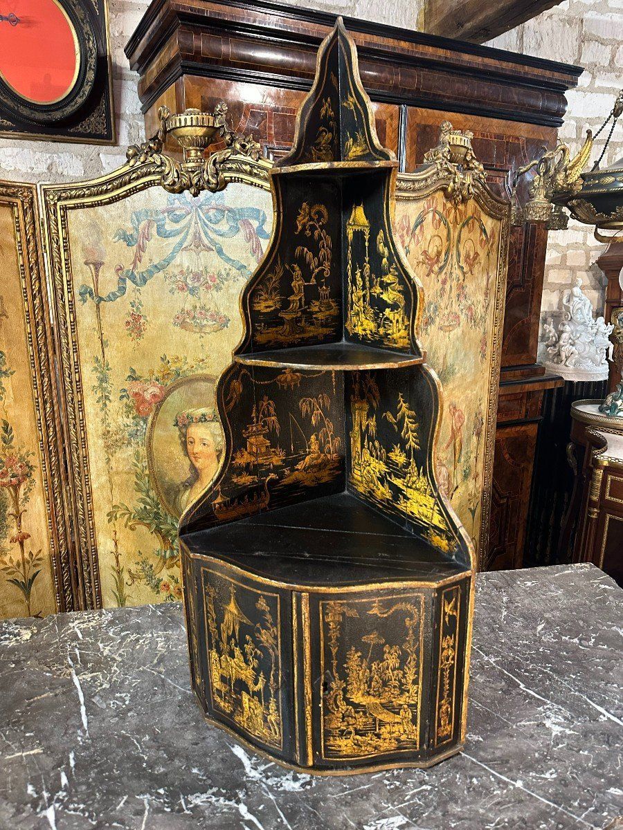 Encoignure murale d'angle XVIIIème,
En bois laqué noir à décor de différents motif chinois peint doré,
Elle ouvre à deux portes et deux étagères en partie haute.
Intérieur peint de couleur verte.
Elégante encoignure par son décor.