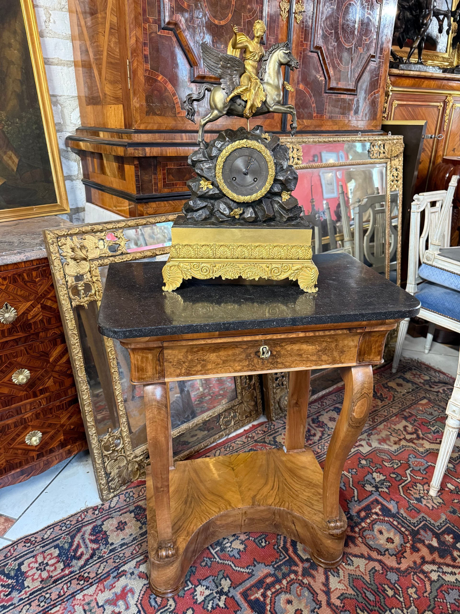 Petite console Empire Restauration, en noyer,
Elle ouvre à un tiroir en ceinture,
Et repose sur un jambage galbé se terminant en pied griffe sur socle contourné,
le tout coiffé d'un marbre gris Saint-Anne,