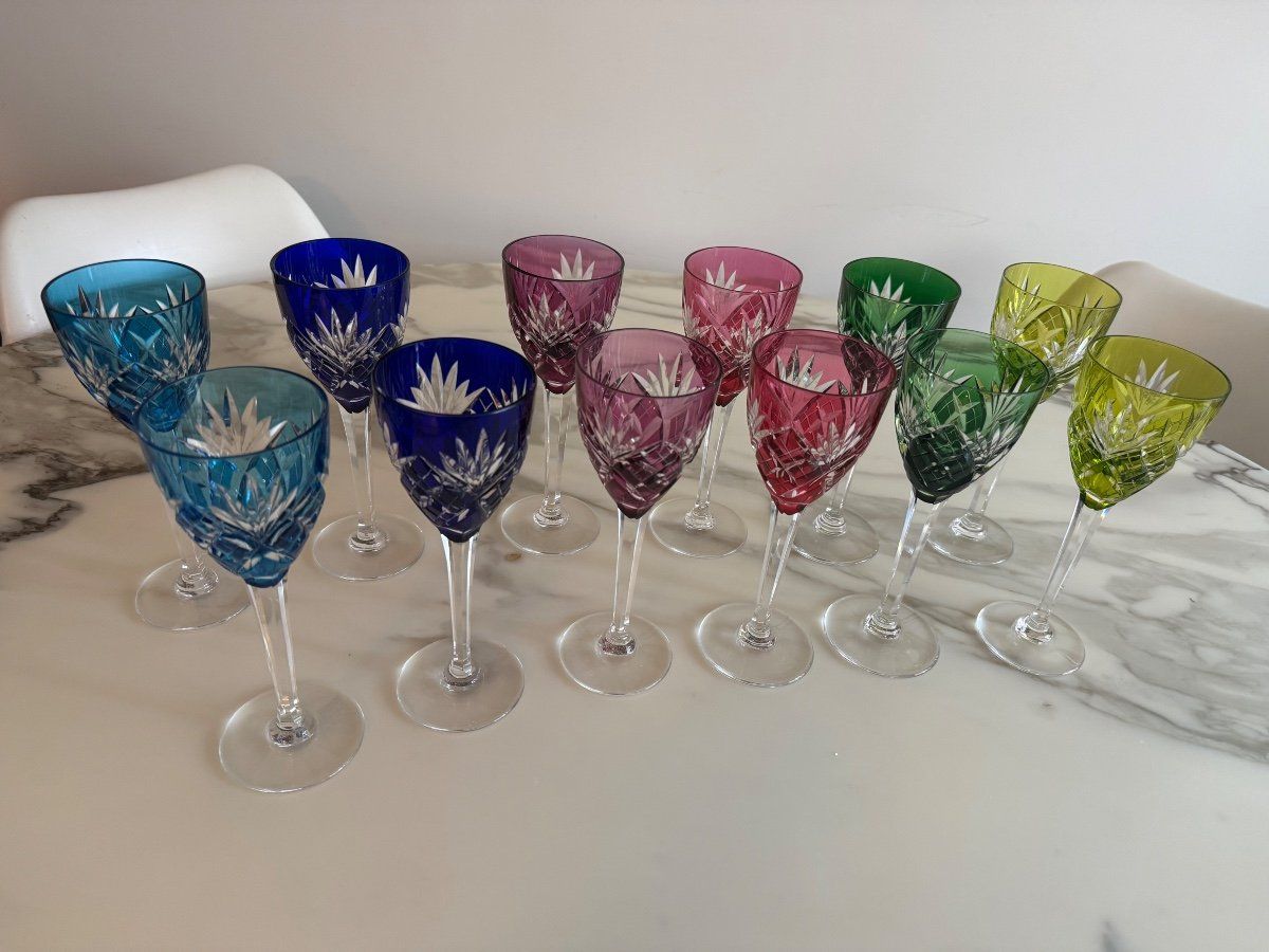 Suite de douze verres en cristal de la manufacture de Saint Louis - Modèle Chantilly, de différentes couleurs, en cristal taillé de palmettes,
Pied hexagonal ,
le tout estampillé sous le verre,
Modèle des années 60 en trés bon état.