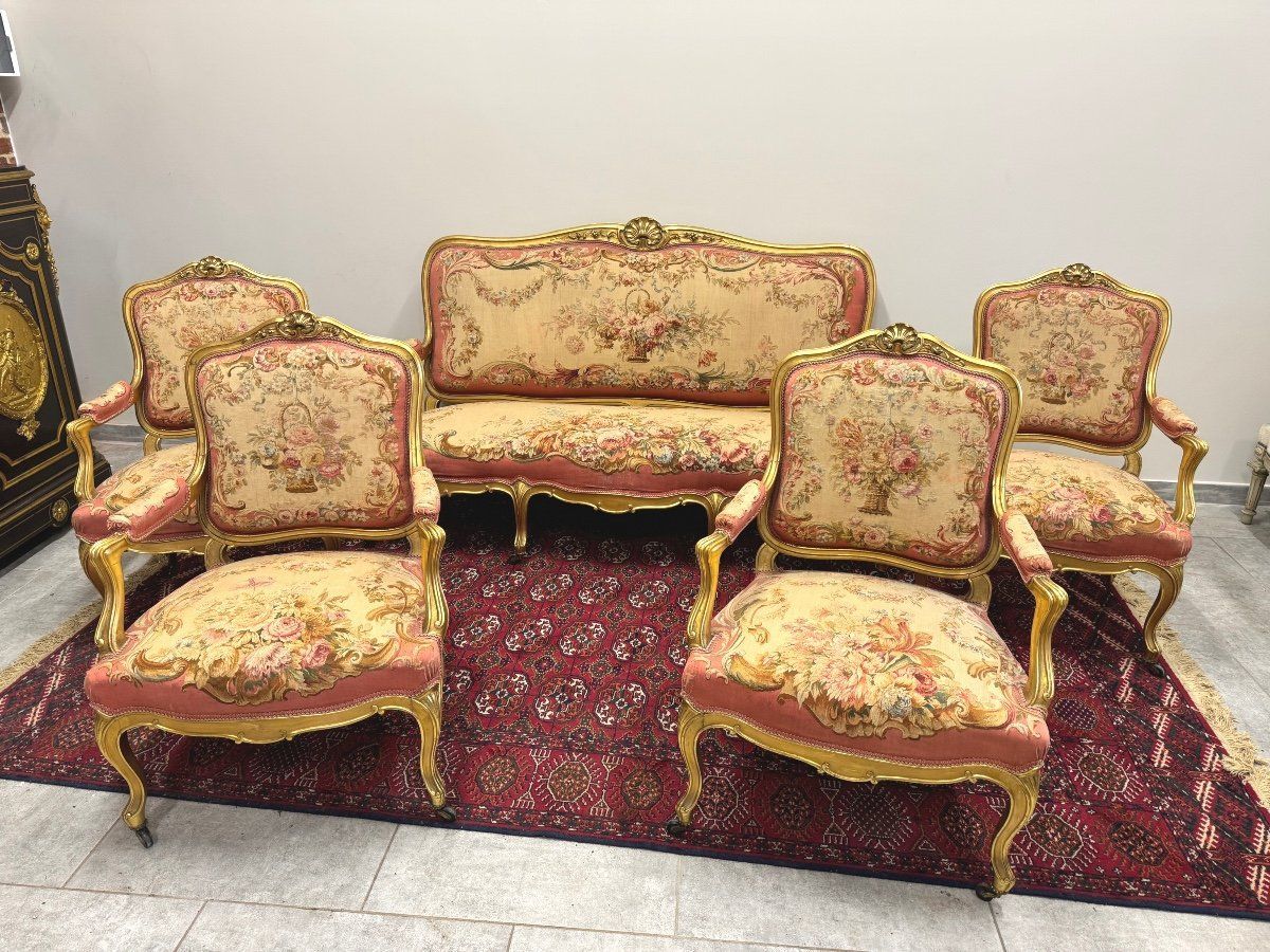 Joli ensembe de mobilier de salon d'apparat de style Louis XV, époque 19eme, composé :
D'un canapé et de quatre fauteuils à la reine, d'un paravant, en bois sculpté doré, décor de coquille.
Le tout recouvert d'une belle tapisserie d'aubusson  à décor de bouquet  de fleurs à dominance beige et rose, en bon état d'uage.
