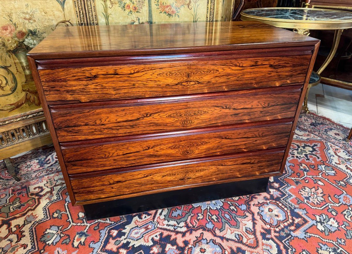 commode scandinave en palissandre de rio , 
Cette commode vintage Norvège des années 60 ouvre à trois tiroirs,
Par WESTNOFA