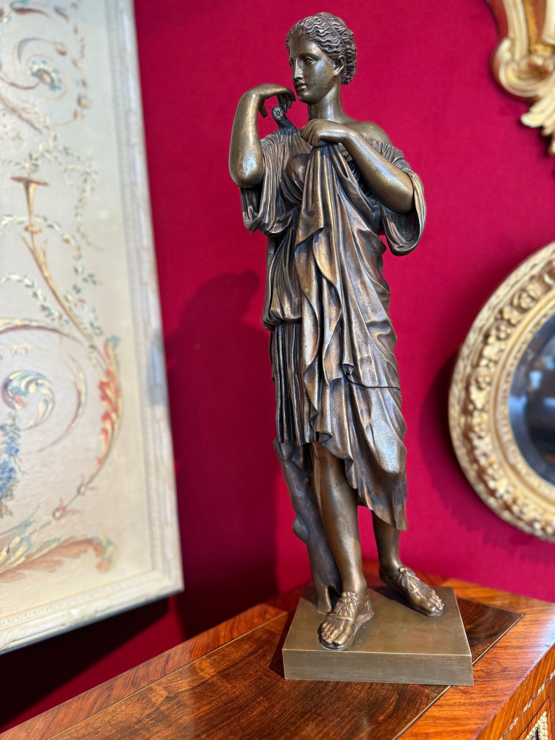 Sculpture en bronze à patine brune de la Diane de Gabies -  XIXème siècle. Cette statue représente la déesse de la chasse,    appelée Artémis dans la mythologie grecque, et Diane dans la mythologie    romaine, sous les traits d’une jeune femme raccrochant son manteau sur    l’épaule. 
Pour l’histoire à propos de :    La statue originale a été découverte en 1792 par Gavin Hamilton sur la    propriété du prince Borghèse à Gabies, non loin de Rome, ce dernier l'a revendu    à Napoléon Ier en 1807 et elle a rejoint le musée du Louvre dès 1820.