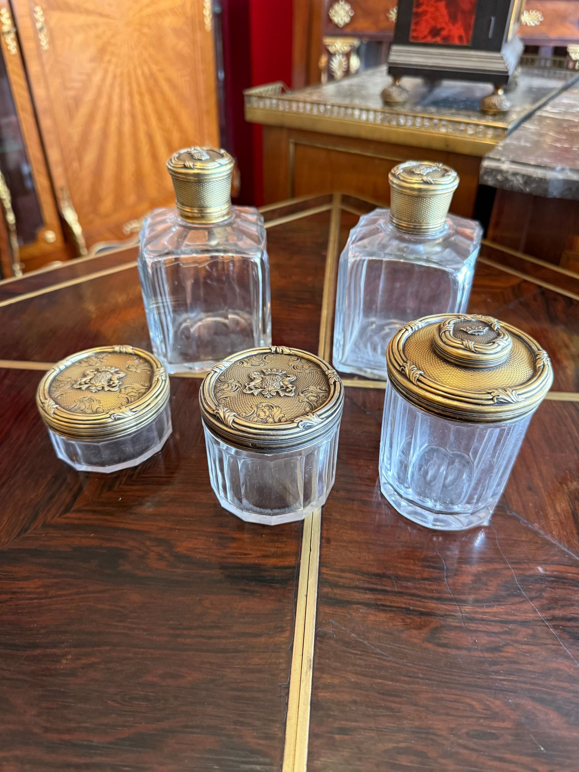 Ensemble  de pots et flacons de toilette, Napoélon III, 19ème, soit trois pots et deux flacons, en cristal, couvercle en argent vermeille finement  guilloché, aux armoiries couronnées. Àpropos :  André Aucoc est un bijoutier, joaillier et orfèvre français, frère de Louis Aucoc de la maison Aucoc fondée en 1821.  Date/Lieude naissance : Paris  16mars 1856,  Datede décès : Paris 8ème 28 février 1911,