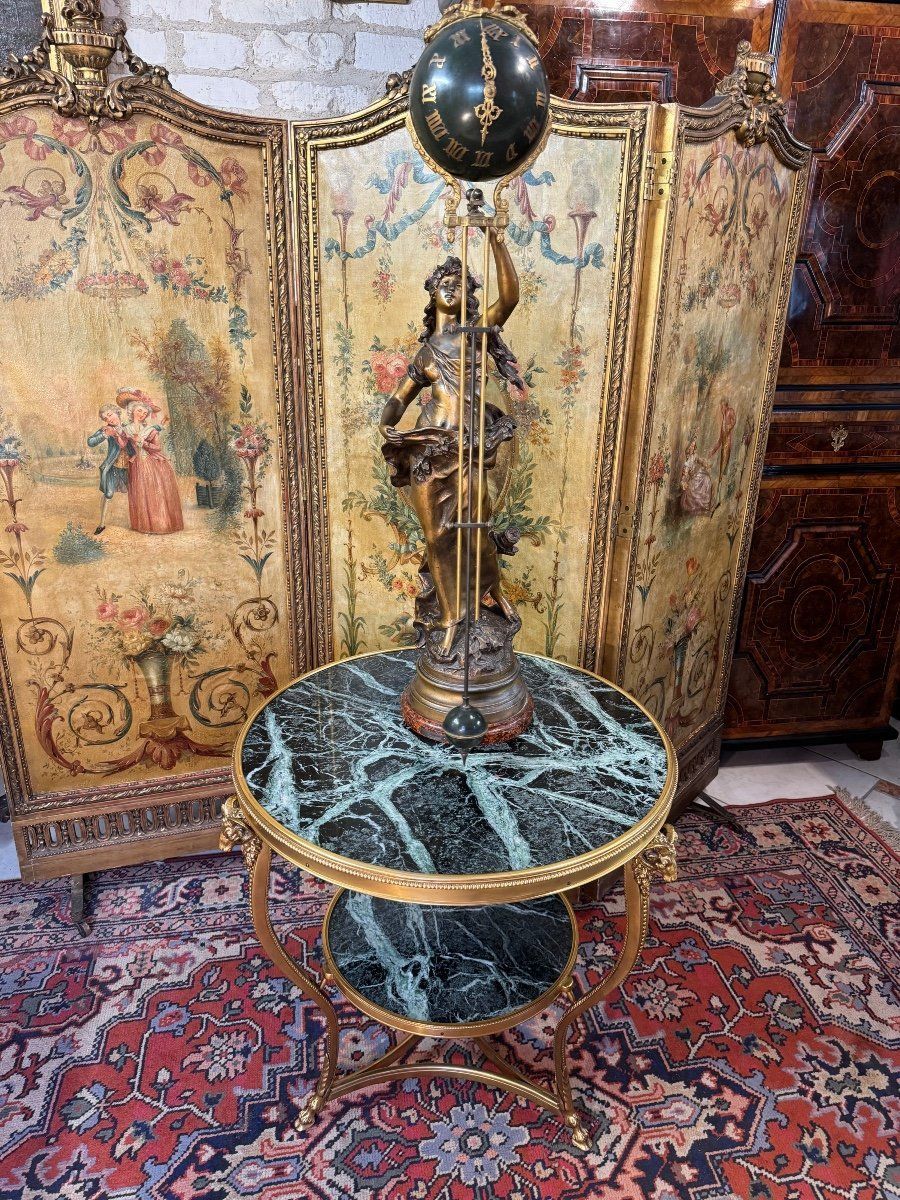 Pendule dite mystérieuse D'après Auguste MOREAU (1834-1917) Brise d'automne Figure féminine allégorique tenant dans sa main gauche un globe reposant sur une base circulaire pivotant formant pendule, patiné en régule époque XIX; 