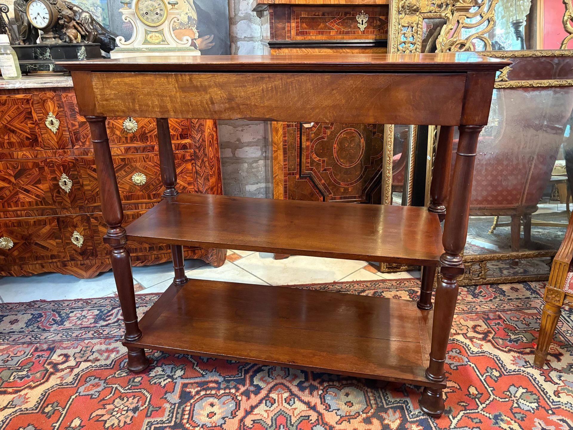 Console restauration en acajou et placage d'acajou, estampillée JACOB, Console à trois plateaux et un grand tiroir en ceinture,  Piétement mouluré arrondi.