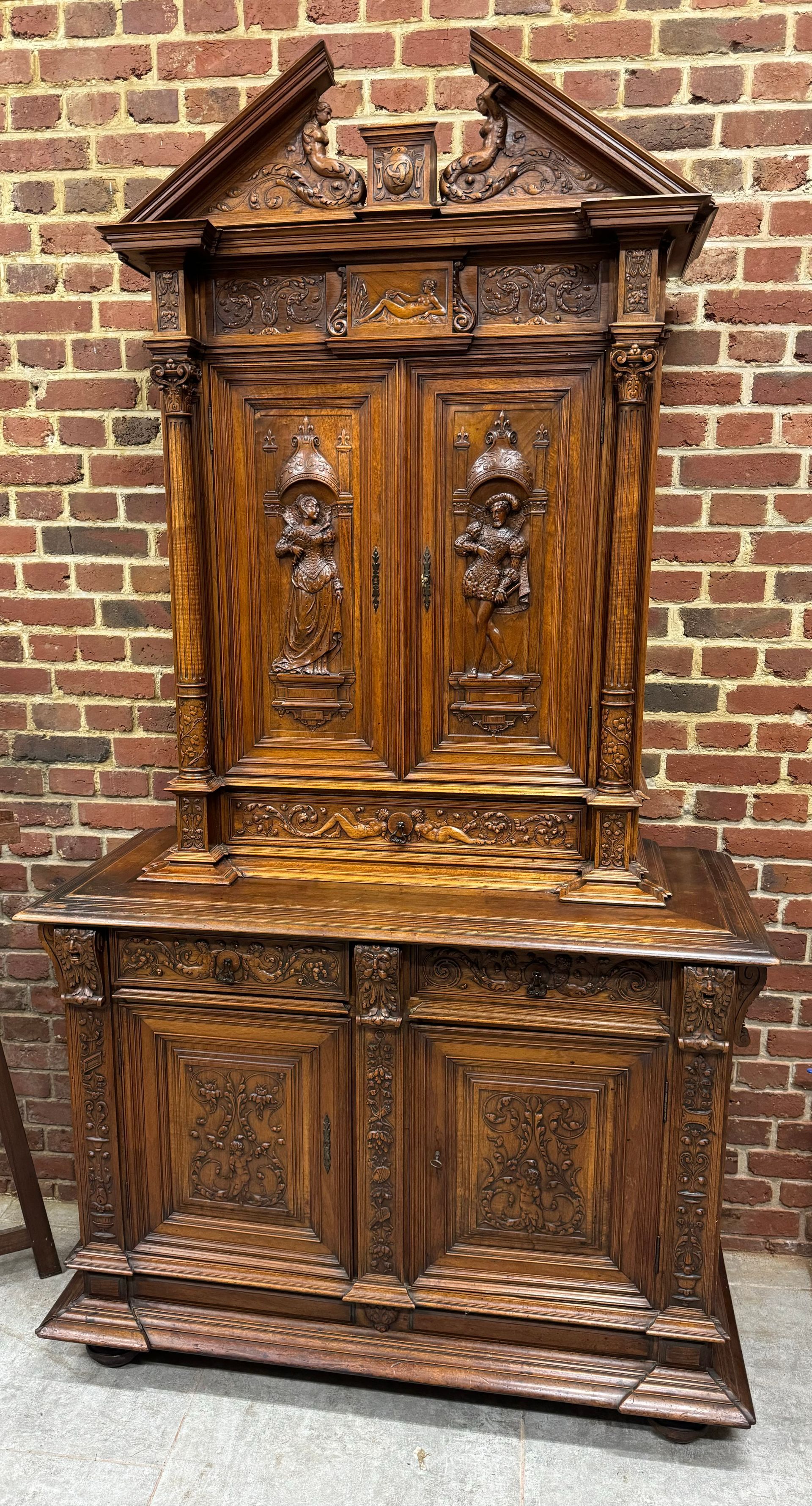 Un buffet deux corps en noyer richement et finement sculpté,
Ce buffet sculpté présente sur l'une des portes François 1er et sur l'autre porte Diane de potiers, dans l'ensemble un décor de rinceaux feuillages, nymphes, 
Dans la partie haute : il ouvre à deux vantaux et deux tiroirs.
Dans la parie basse : colonnes détachées, deux vantaux et deux tiroirs,
Le tout est surmonté d'un fronton triangulaire orné du chiffre de Diane de Potiers.
Style renaissance.