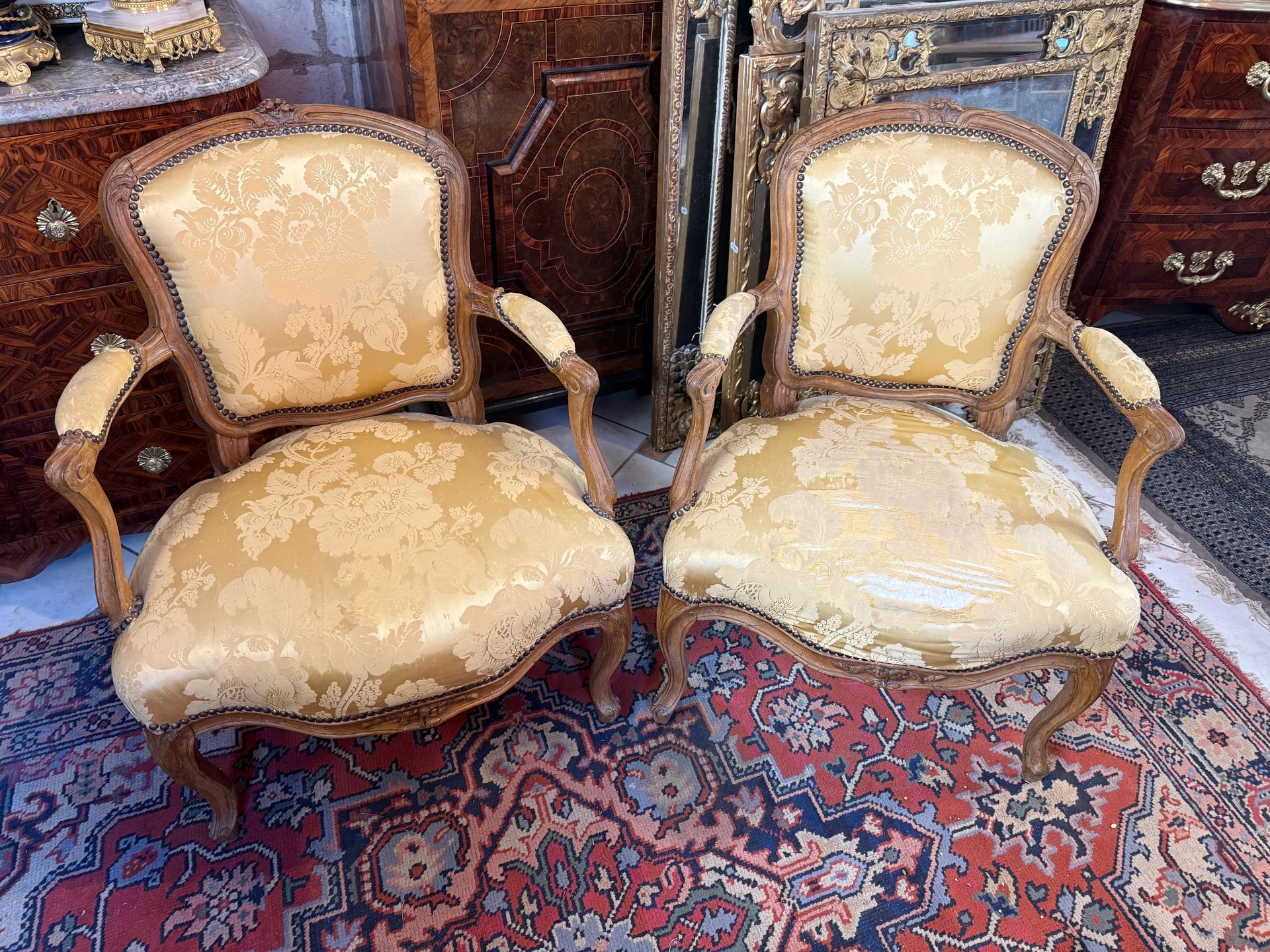 PAIRE DE CABRIOLET ESTAMPILLE GUILLAUME BOUCAULT LOUIS XV – 18ème LARGE PAIRE DE FAUTEUILS DITS CABRIOLET,  à accotoir et piètement violonné, En bois d’hêtre sculpté, mouluré et patiné, 
Le tout recouvert d’une soierie cloutée représantant des fleurs à fonds jaune  
Structure et assise en bon état. 
L’un des fauteuils est estampillé Guillaume Boucault. 
A propos de : Guillaume Boucault est reçu Maître menuisier à Paris le 17 décembre 1766.Il travailla d'abord rue de Charonne, puis rue Sainte-Marguerite, produisant des sièges Louis XV et Louis XVI de type classique.