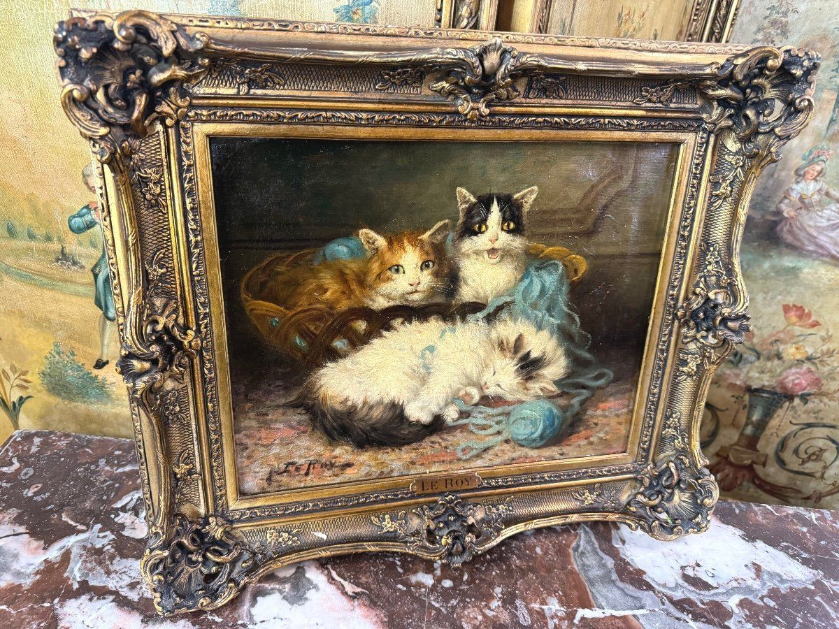 Huile sur toile représentant une famille de trois chats dont deux éveillés dans un panier et le troisième dormant prés d'une pelote de laine.
Signée en bas à droite J. Leroy, 
Le tableau mis en évidence dans un cadre en bois et stuc doré
A noter que la toile et le cadre sont en état d'origne.
Jule LEROY 1833/1865 : Peintre animalier Jules Gustave Leroy s'est spécialisé dans la représentation de chats. Ses œuvres de qualité sont recherchées par les amateurs d'art
Tableau avec cadre : haut 48 - large 56
Tableau sans cadre : haut 33 -  large 42