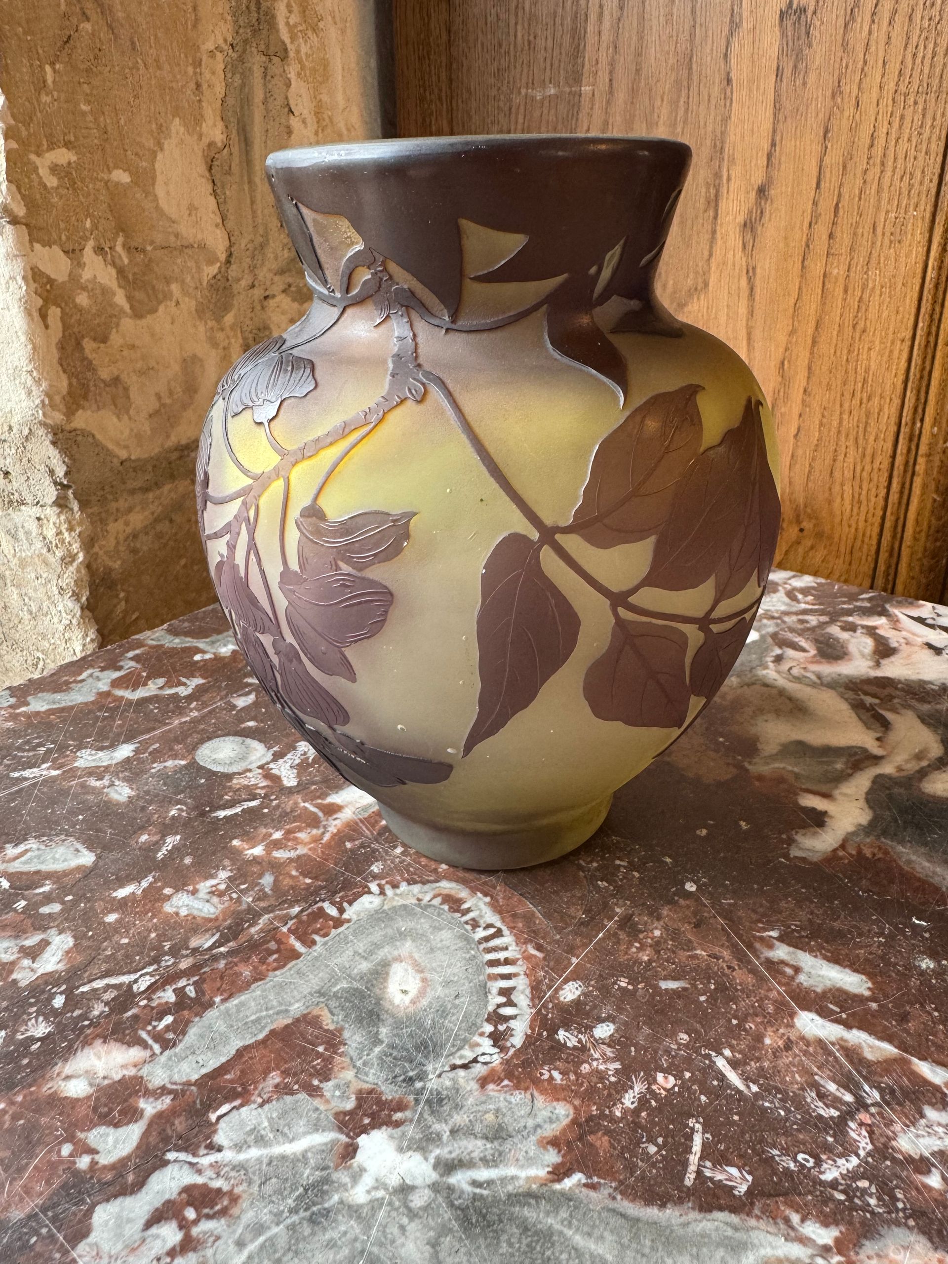 Petit vase de forme boule en verre multicouche sur fond jaune opalisant,
Ce vase présente un décor mauve de feuillages dégagé à l’acide.
Signé GALLE
Emile GALLE 1846/1904
