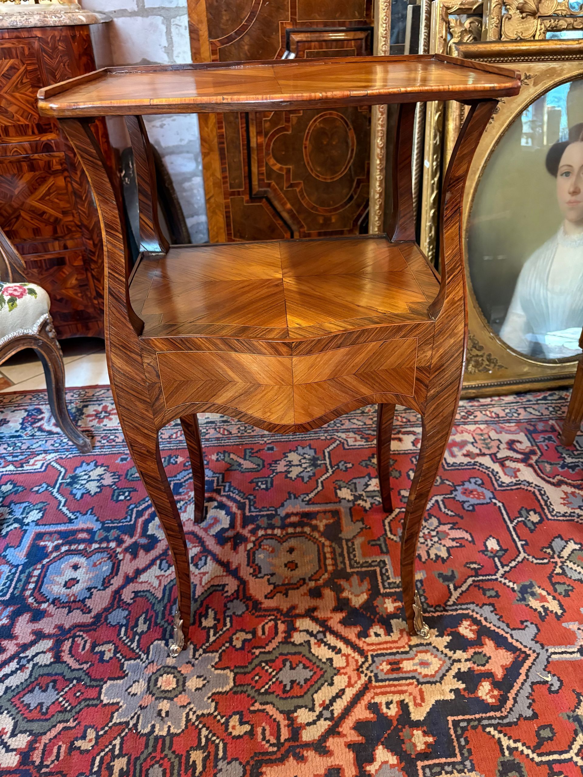 Jolie petite table de salon ou d’appoint, 18ème,   En  placage de bois de rose, Ouvrant à un tiroir sur le côté, plateau d'entretoise, ET reposant sur des pieds cambrés