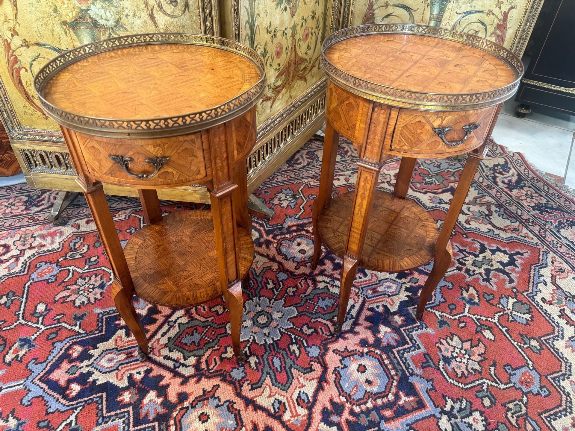 Jolie paire de petits guéridons de style Louis XV en marqueterie de bois de rose avec un décor de feuillages,
Guéridons de forme ronde, avec un plateau en partie basse, ouvrant à un tiroir.
le tout reposant sur quatre pieds cambrés,
Le dessus recouvert d'un plateau en verre et sa galerie en laiton.
Guéridons pouvant servir également de chevets ou de petites tables d'appoint.