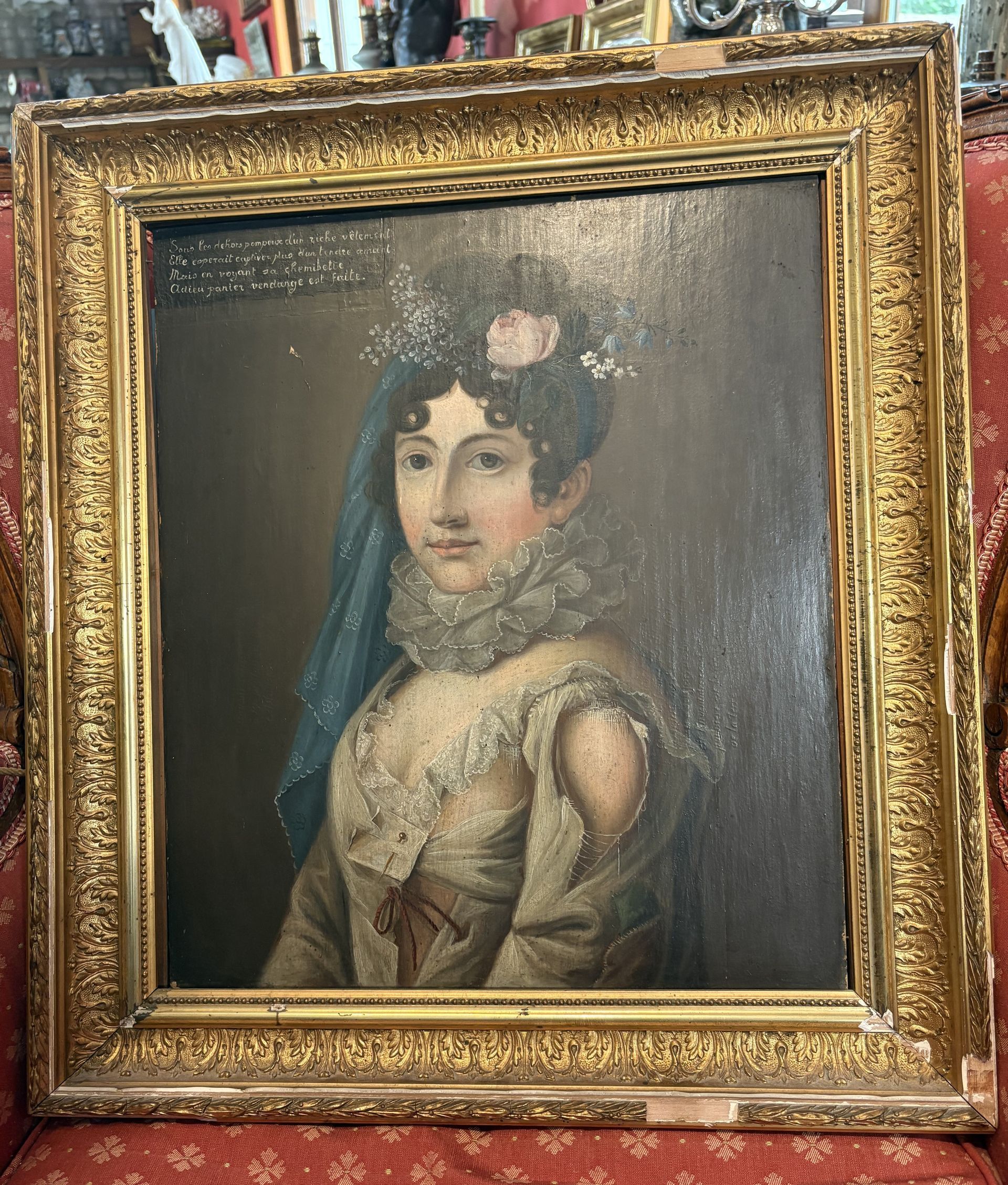HUILE SUR BOIS, de style Louis XVI – 18ème  Portrait de femme à la robe déchirée, collerette en dentelle autour du cou, joli bouquet de fleurs dans sa chevelure bouclée,  Non signé . A noter un poème en haut à gauche :