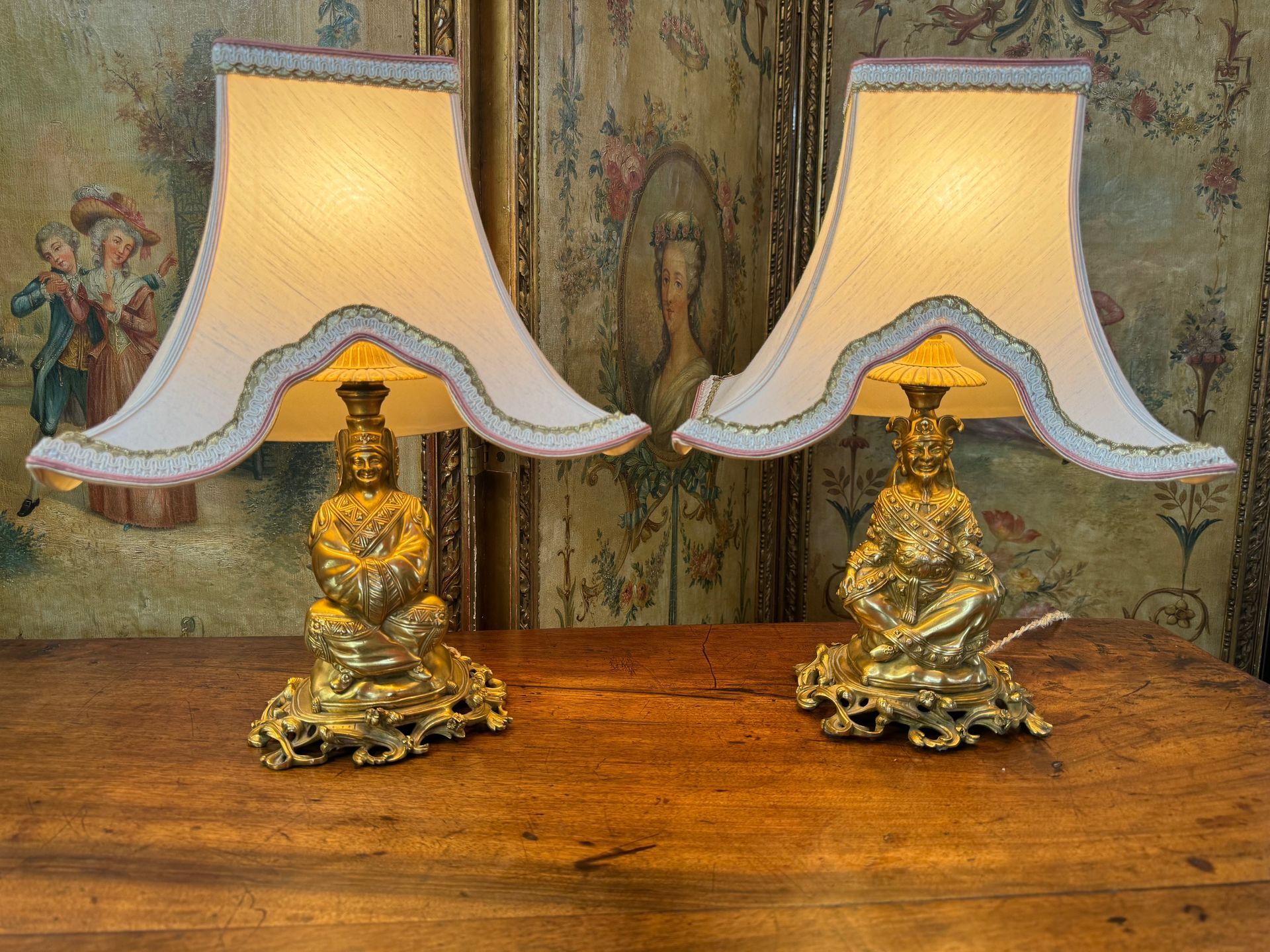 Paire de lampes de tables à poser,
Piètement en bronze doré finement ciselé à décor de personnages orientalistes
Abat-jour de forme pagode en bon état, « créations CARUSO Paris »
Lampes électrifiées en état de fonctionnement.
Hauteur : 40 avec abat-jour, 23 le personnage seul,
largeur : 31 abat-jour, 15 le personnage seul,
profondeur : 21 abat-jour, 13 le personnage seul.