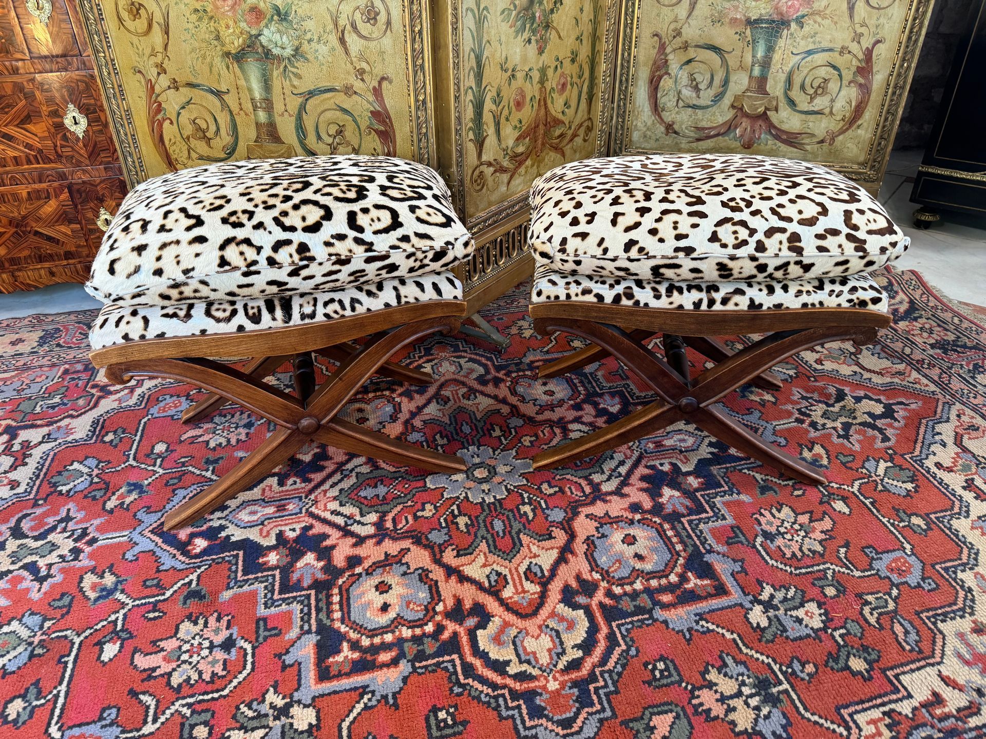 Paire de tabourets dits ployant en X curule, directoire, en bois exotique,  recouvert d’une peau imitation « léopard ».
Structure en bon état.
Quelques usures sous le dessous des coussins (Photos jointes).