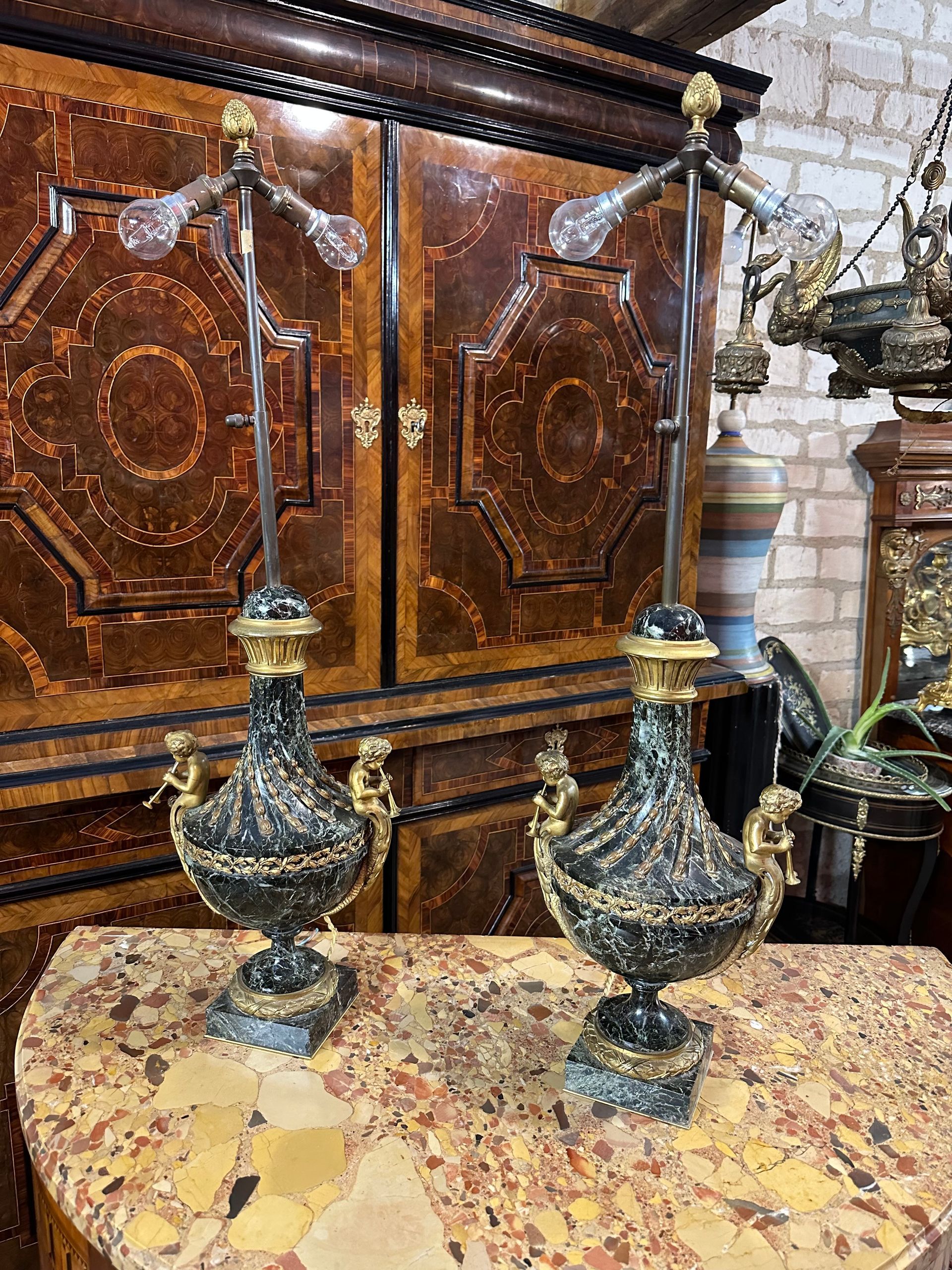 PAIRE DE GRANDS VASES DE FORME BALUSTRE MONTES EN LAMPE