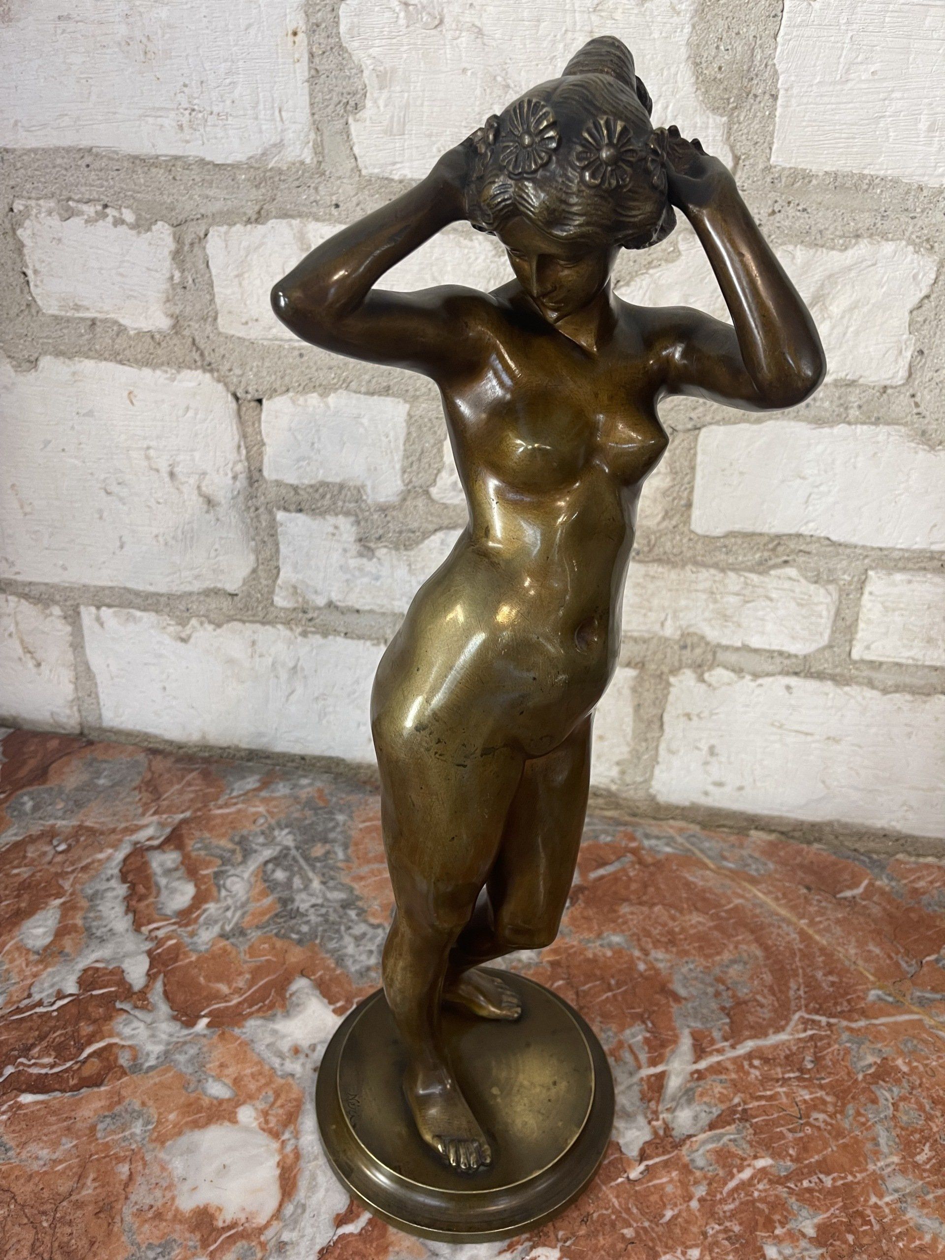 BRONZE FEMME A LA TOILETTE SIGNE NERI