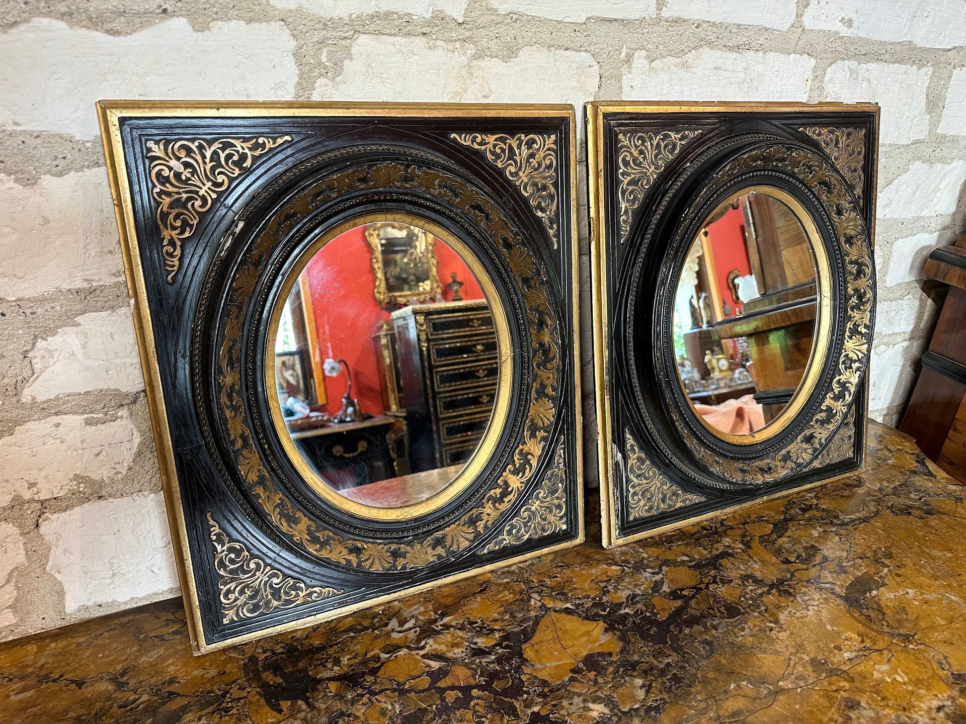 PAIRE DE MIROIRS EN BOIS NOIRCI ET DORE NAPOLEON III