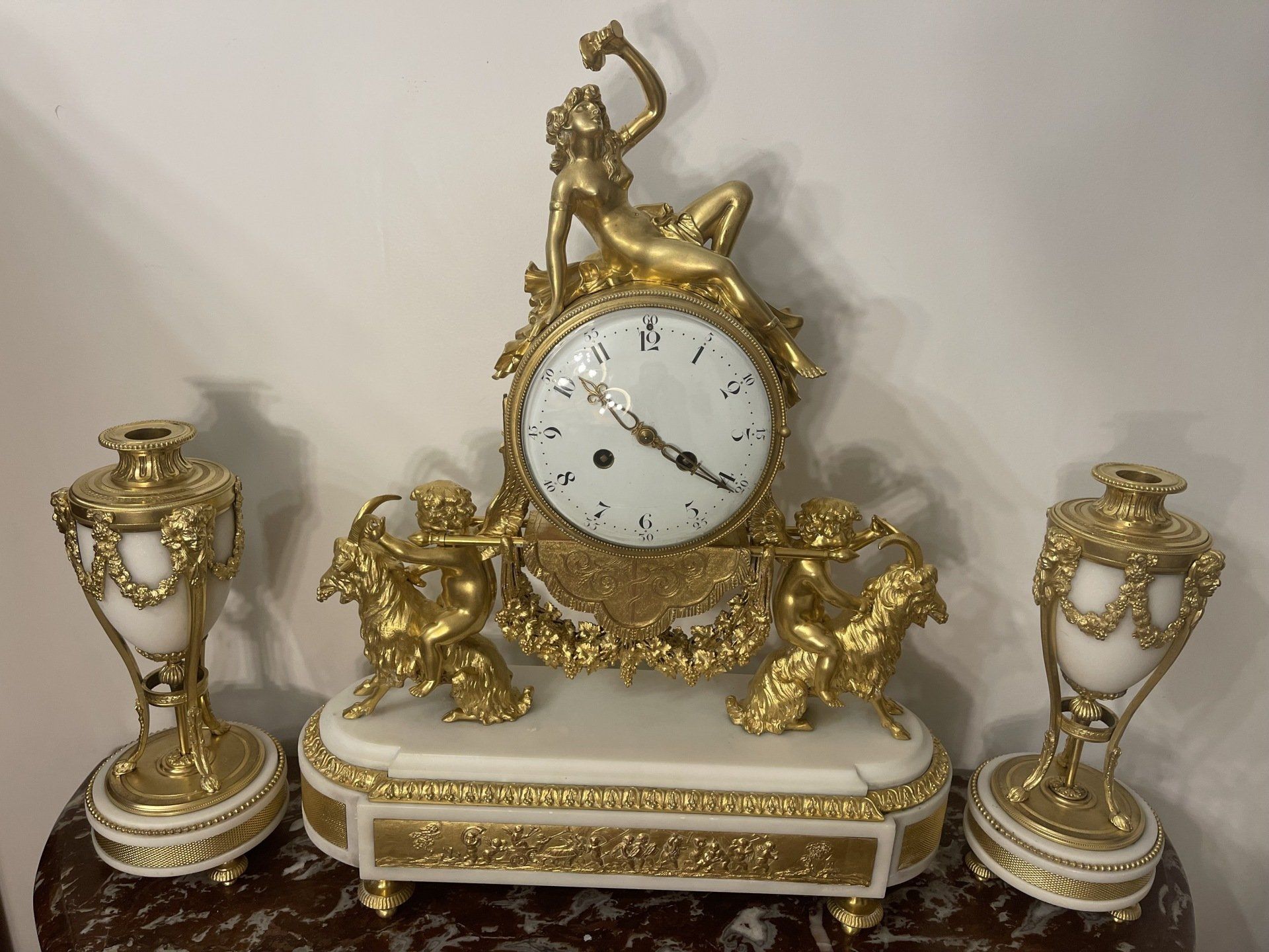 PENDULE EN BRONZE DORE A LA BACCHANTE