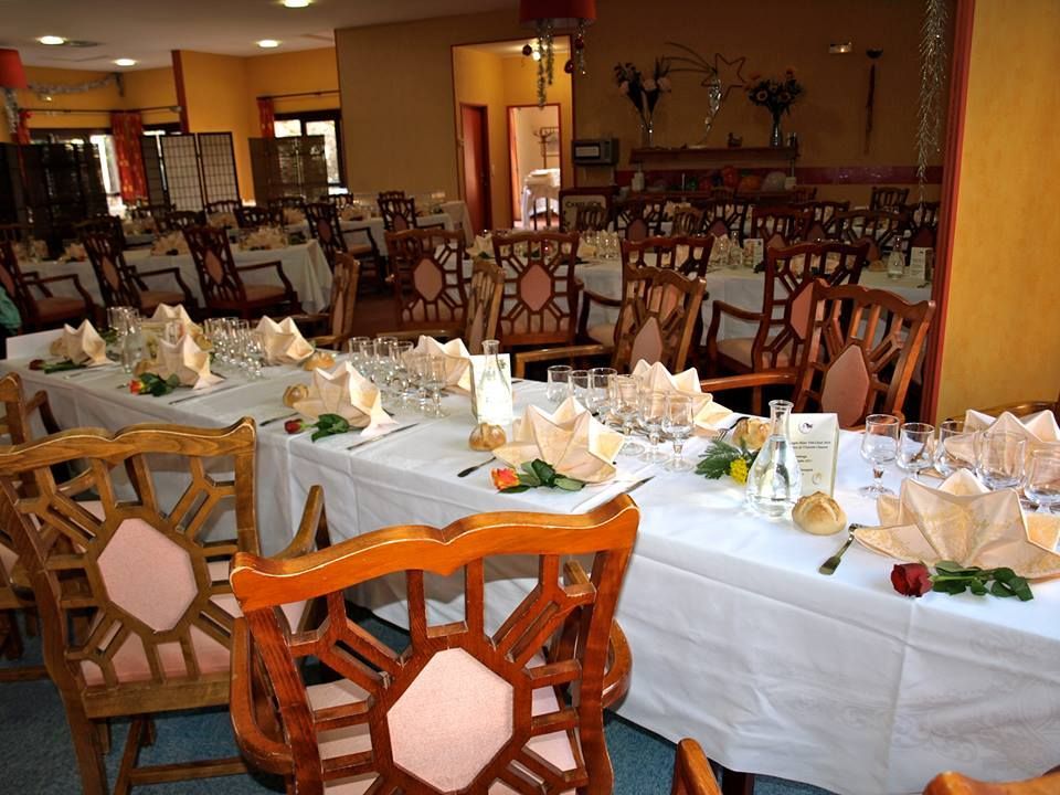Salle à manger du restaurant de la résidence avec tables dressées pour un repas.