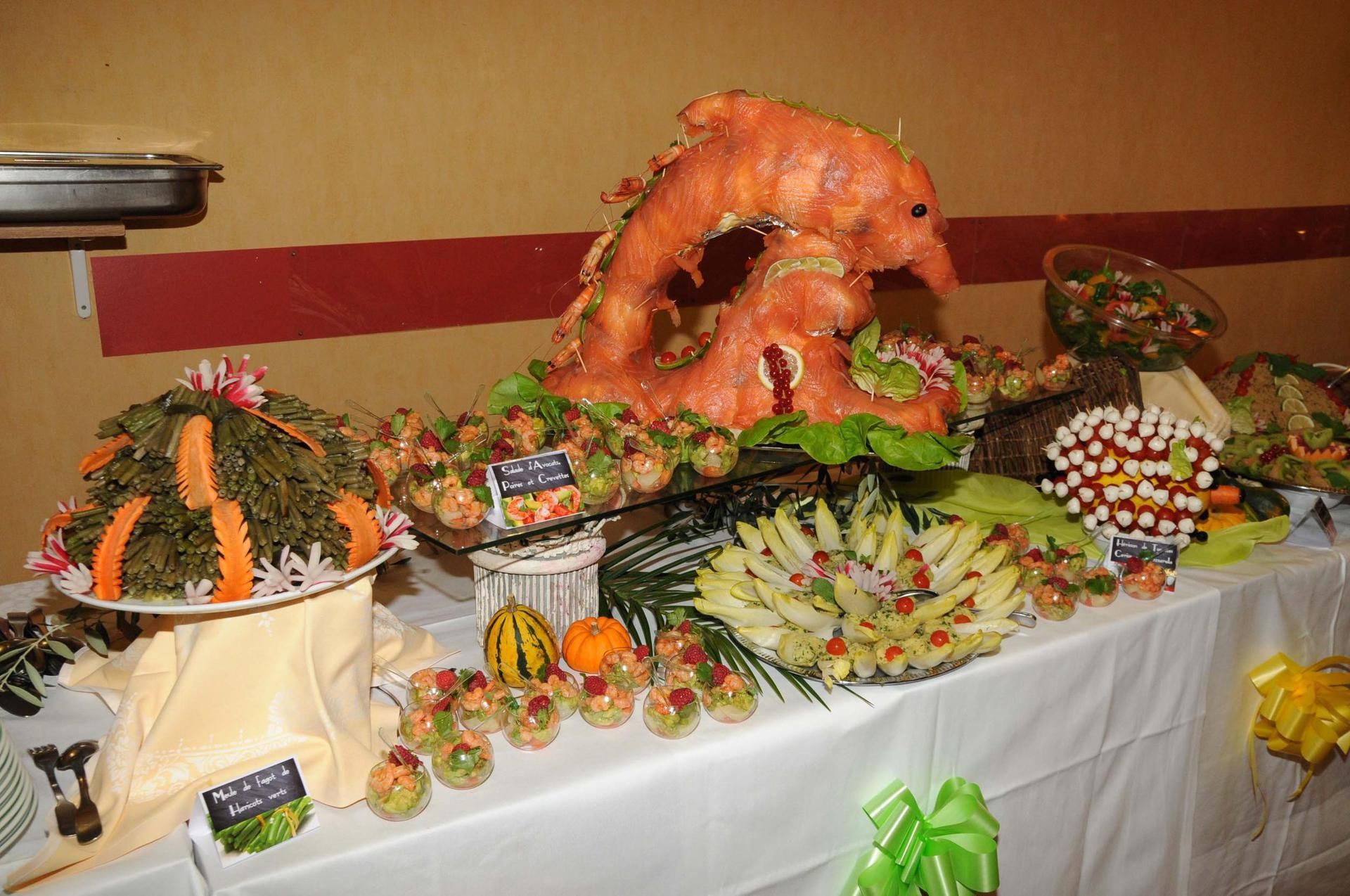 Buffet orné de sculptures et de présentations culinaires élaborées.