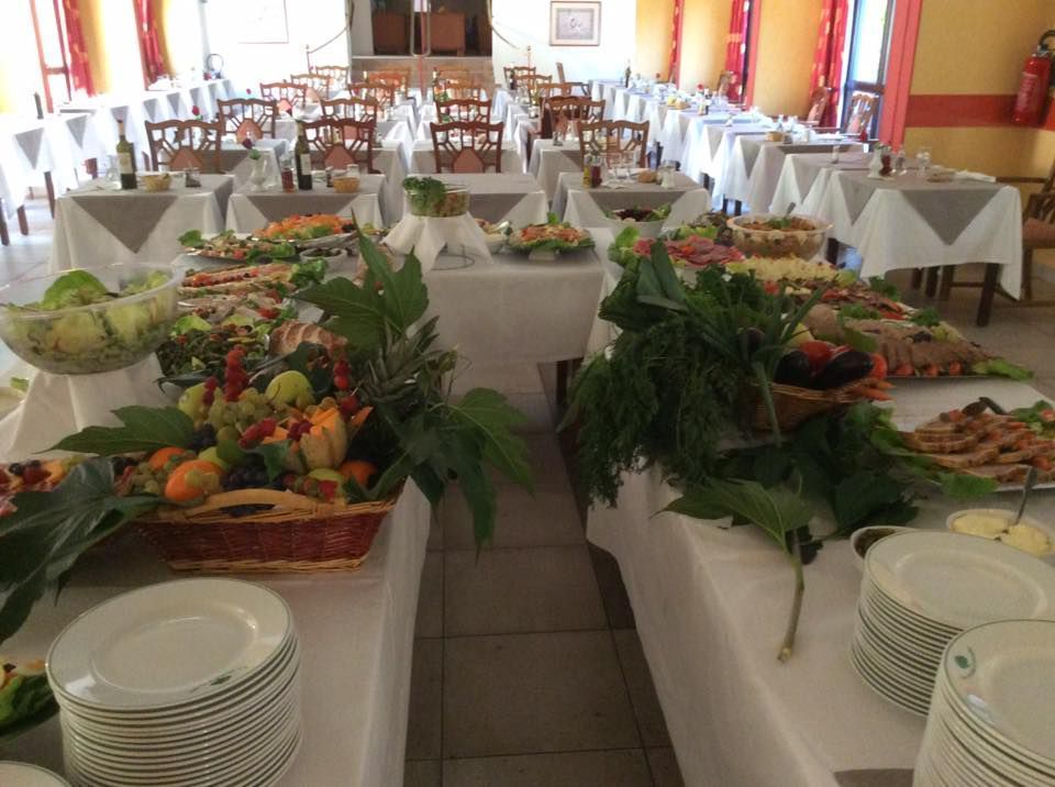 Des buffets chargés de nourriture dans une salle à manger.