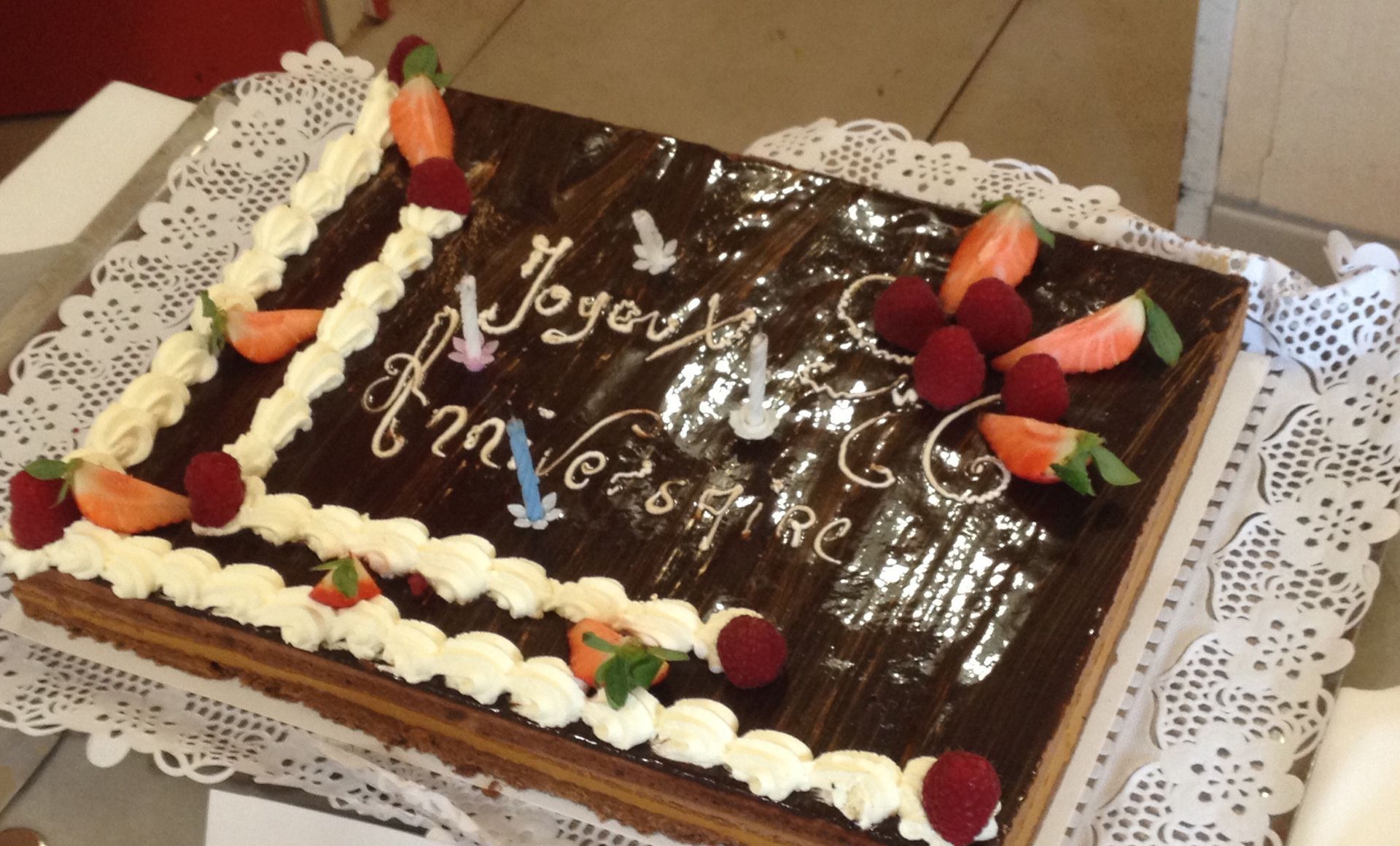 Gâteau au chocolat avec glaçage blanc, fruits rouges.