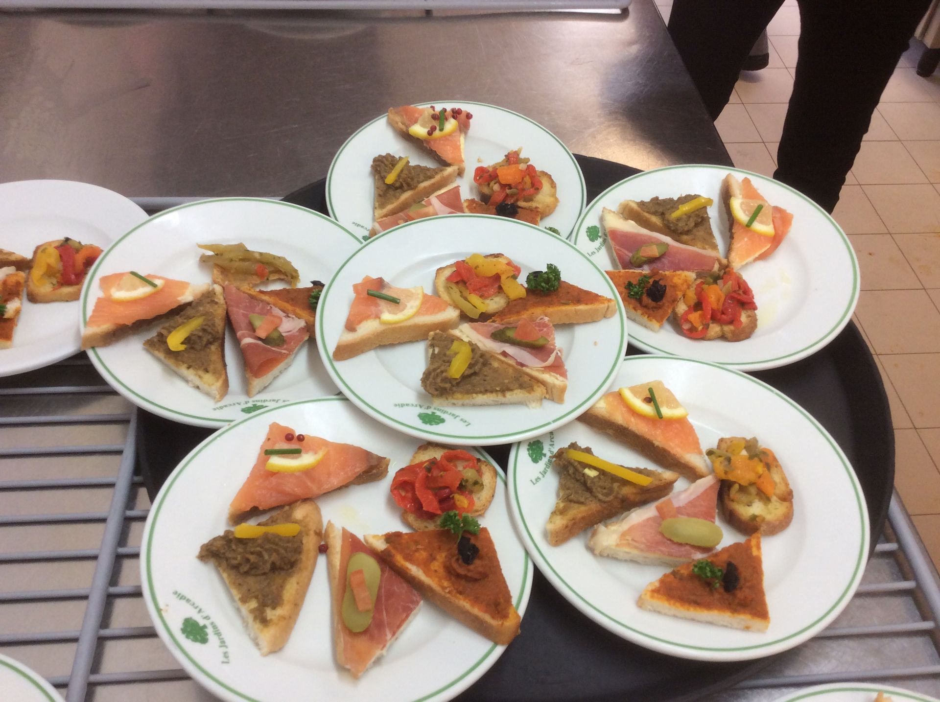 Assiettes d'amuse-bouches assortis disposées sur un plateau de service.